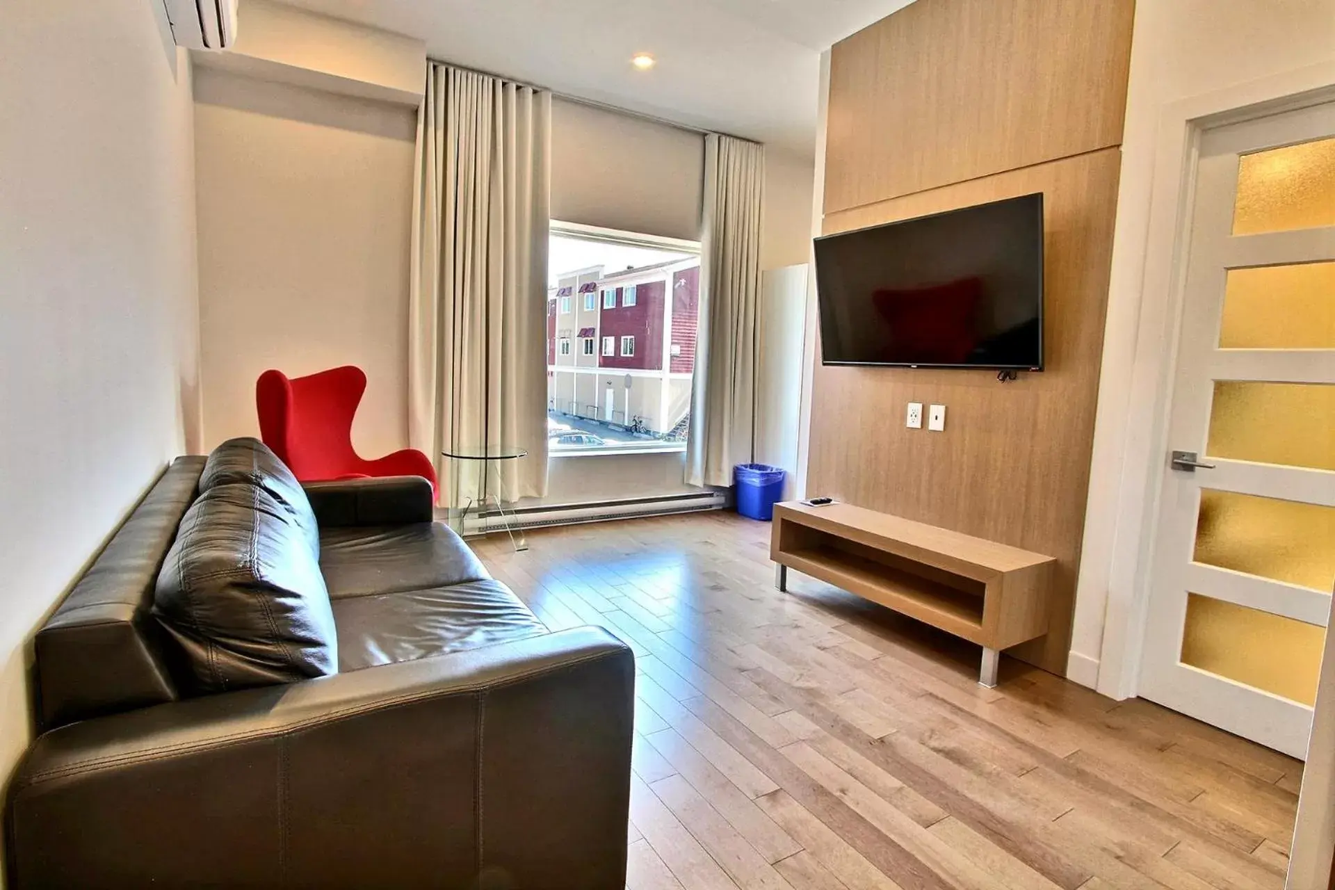 Studio One Queen Bed with Kitchenette in Hôtel Le Navigateur Studio One Queen Bed with Kitchenette in Hôtel Le Navigateur