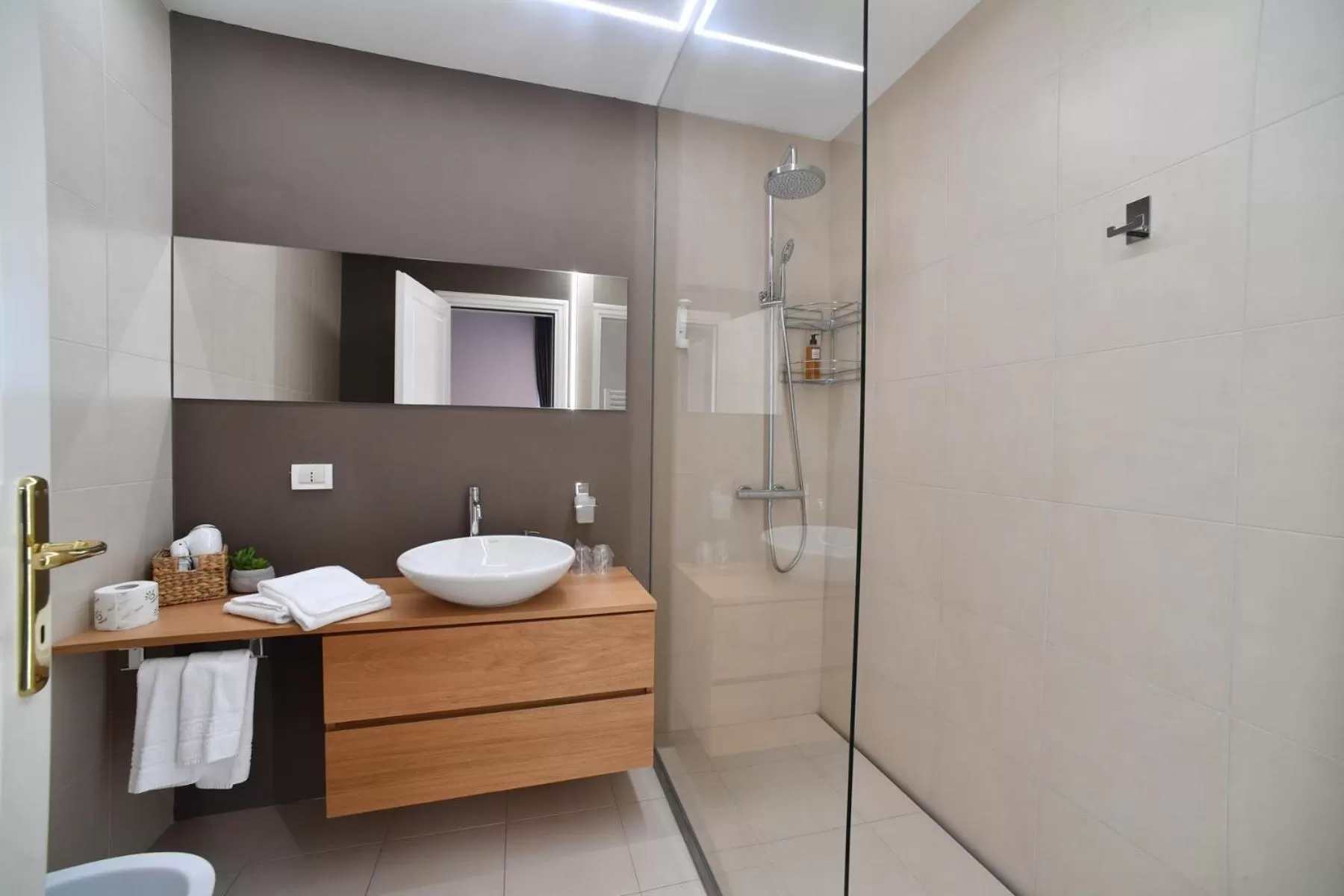 Shower in Lainez Rooms & Suites