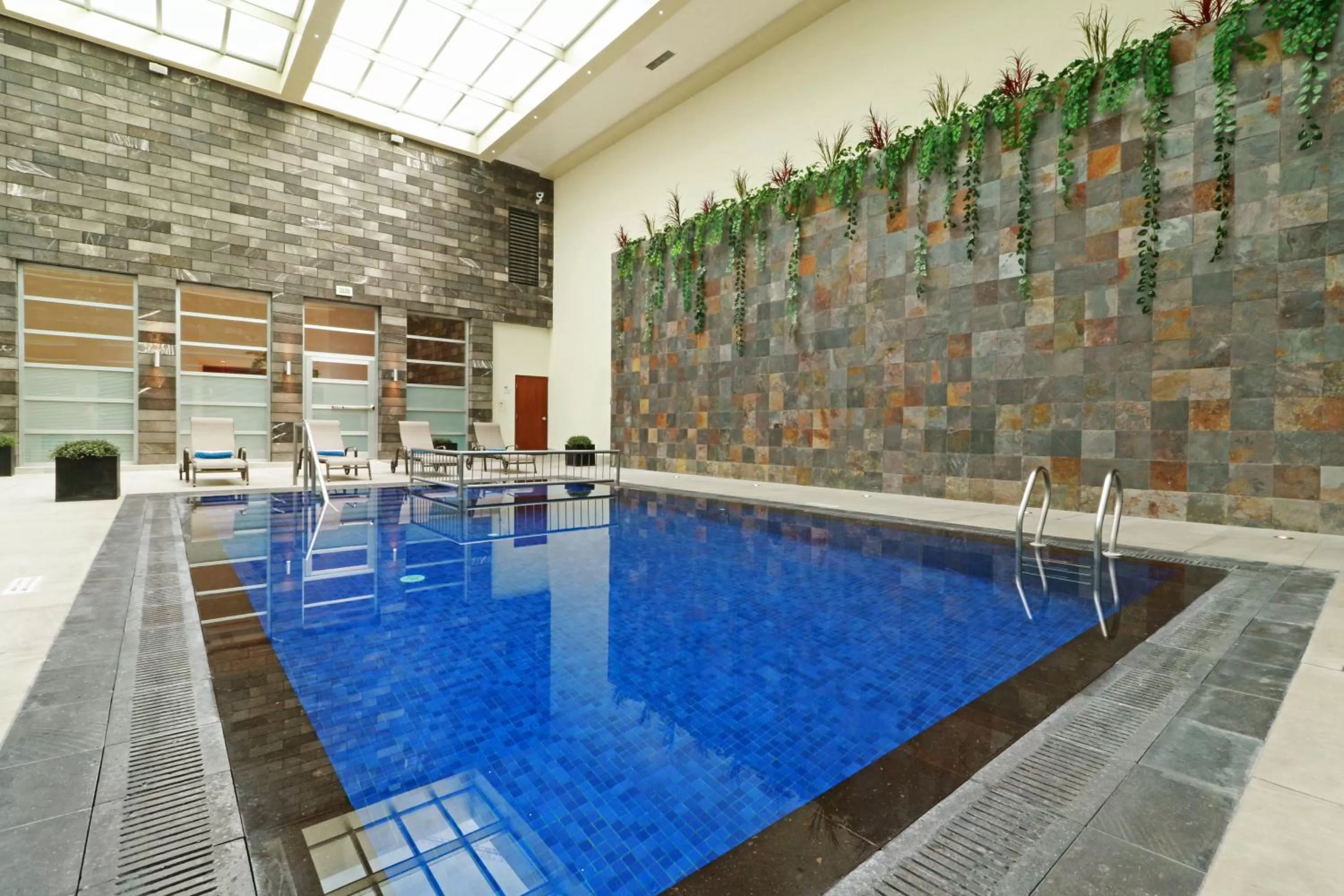 Swimming pool in Holiday Inn & Suites Plaza Mayor by IHG