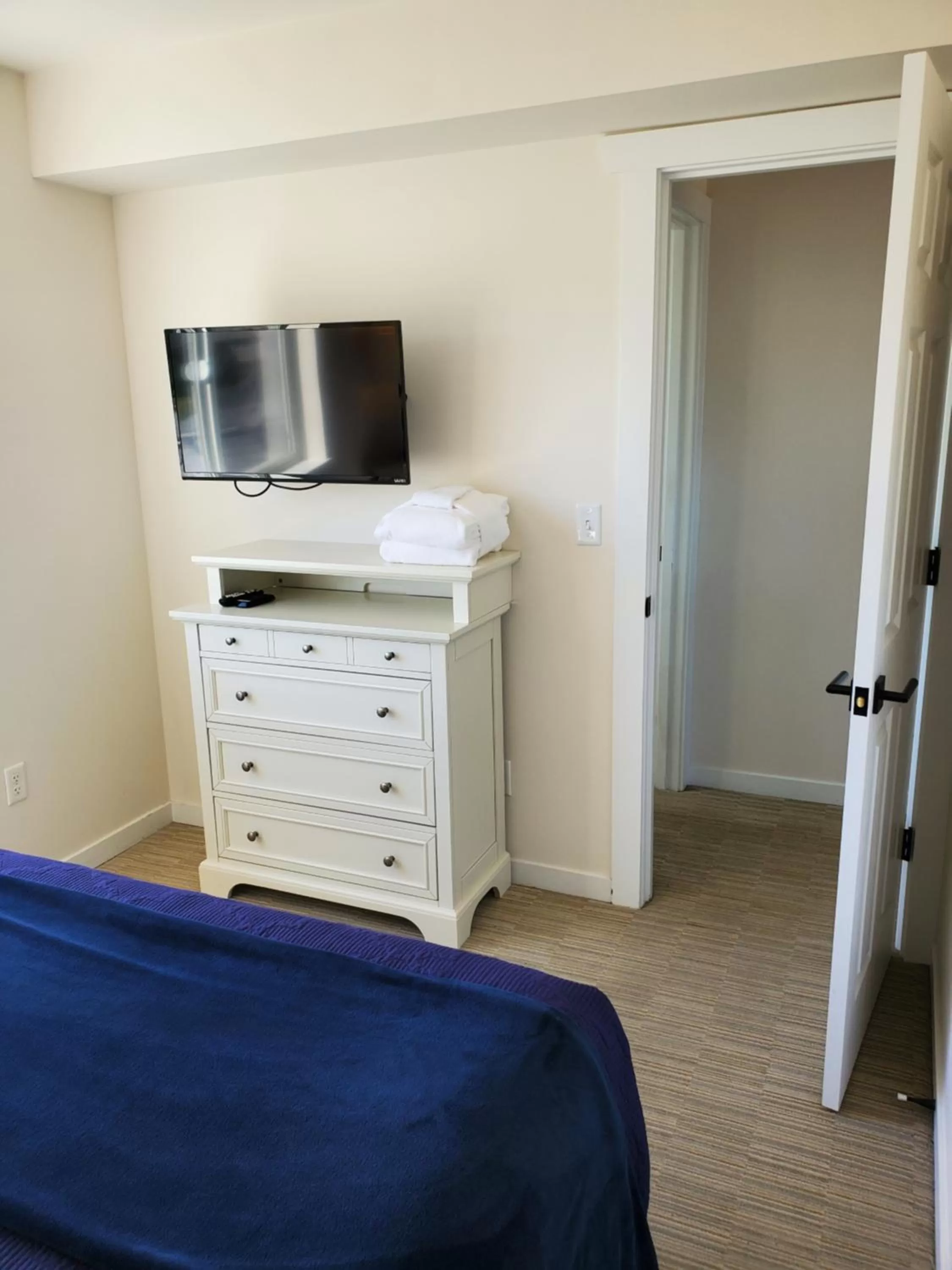 Bed, TV/Entertainment Center in Moonstone Beach Motel