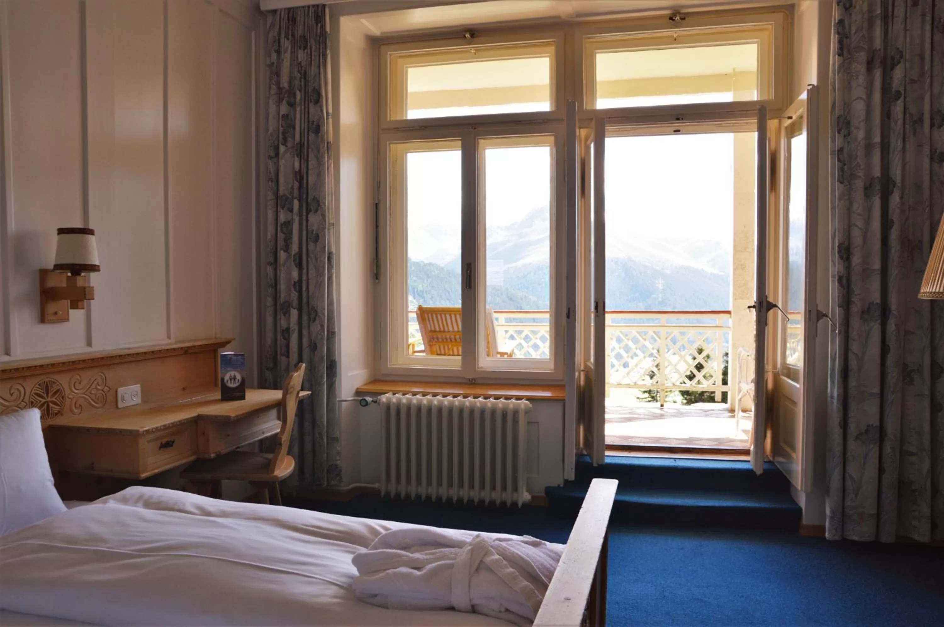 Balcony/Terrace, Bed in Schatzalp Hotel