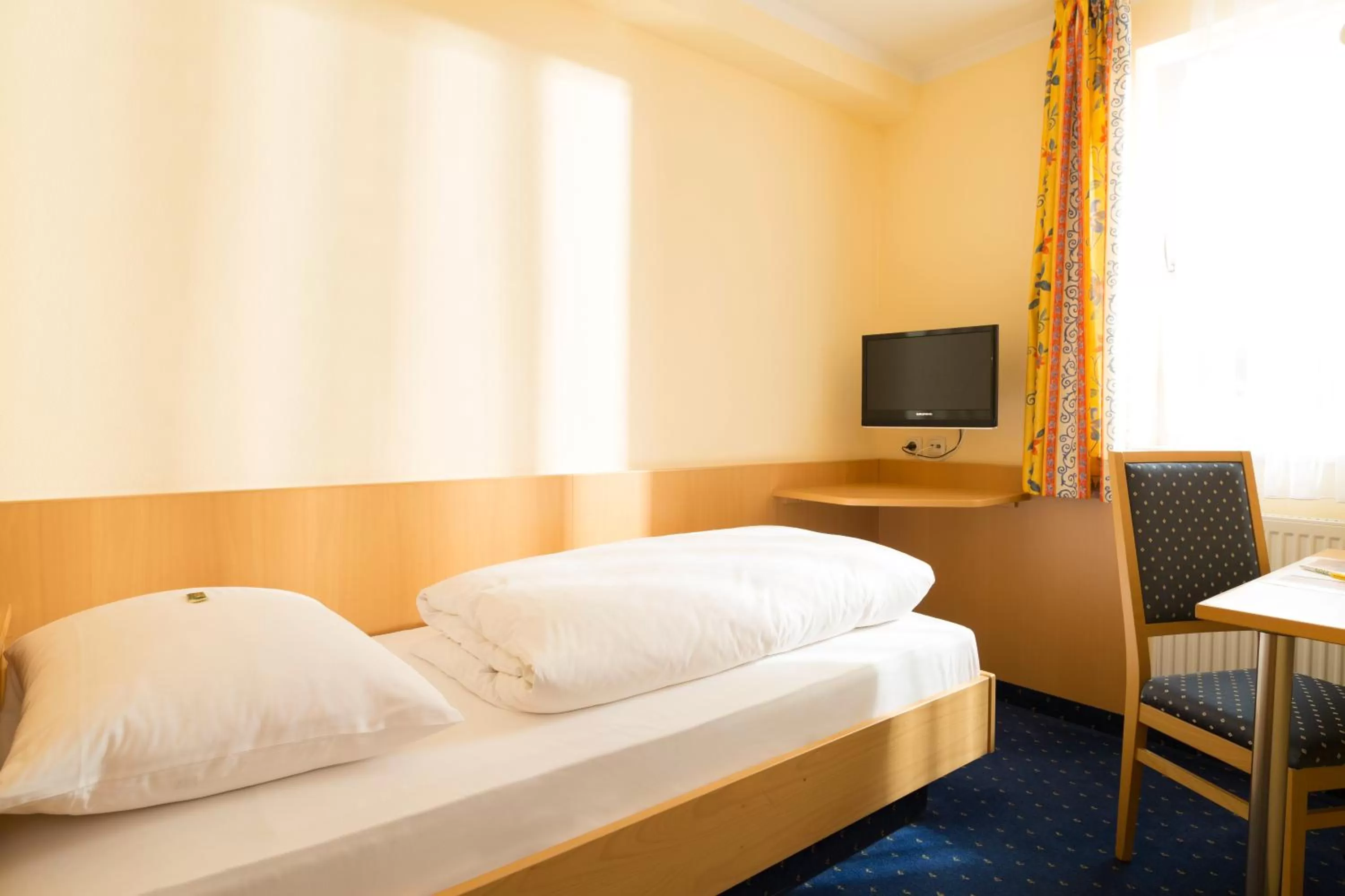 Photo of the whole room, Bed in Landhotel-Restaurant Huberhof Allershausen