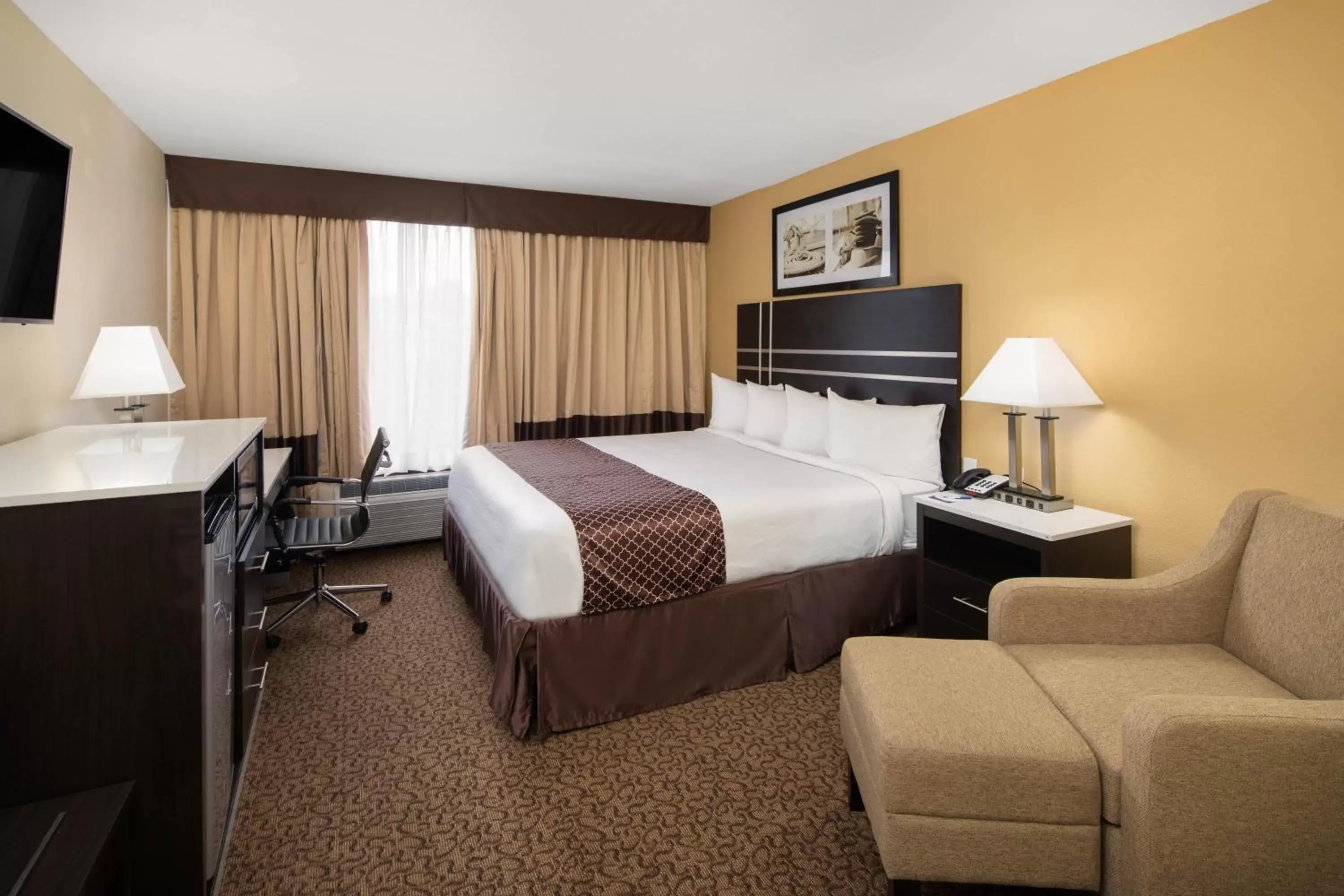 Bed in Baymont Inn & Suites by Wyndham Hammond Bed in Baymont Inn & Suites by Wyndham Hammond