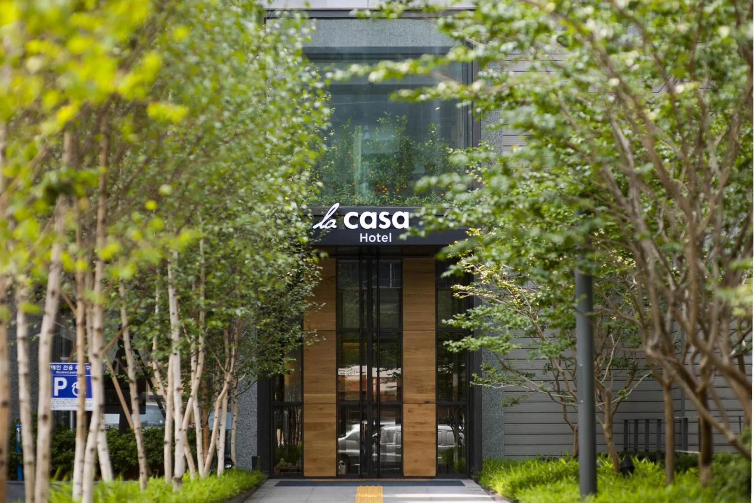 Facade/entrance in La Casa Hotel Seoul