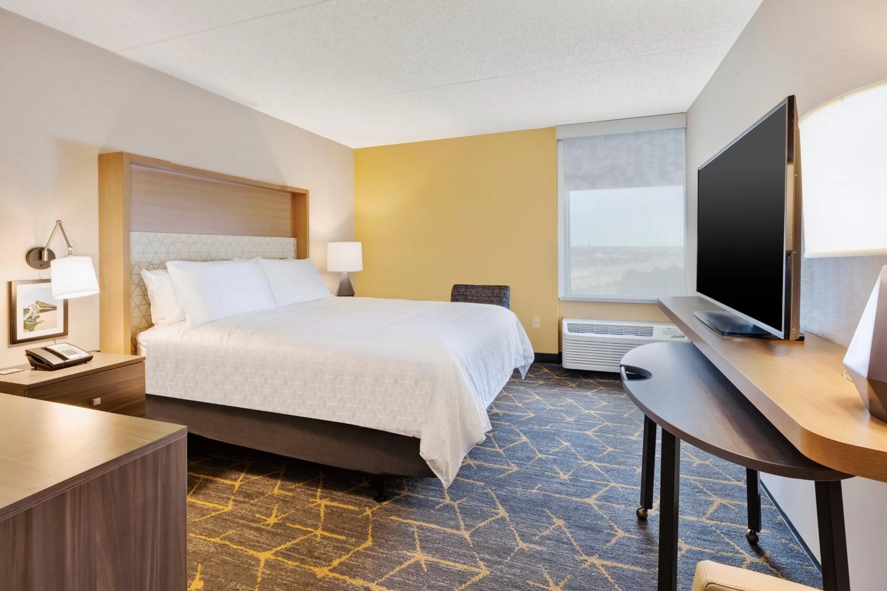 Photo of the whole room, Bed in Holiday Inn Grand Rapids Downtown by IHG