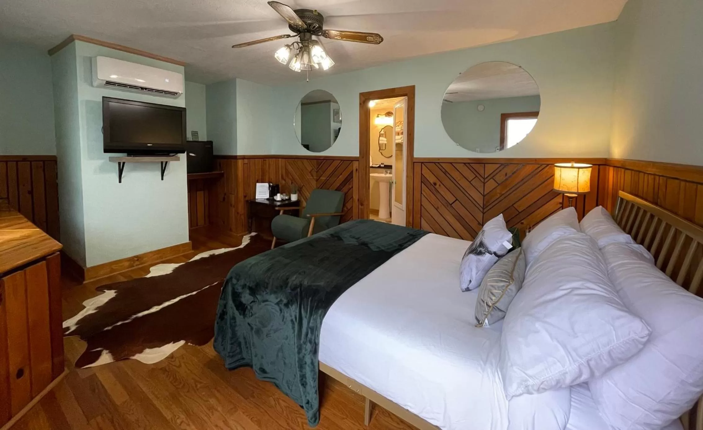 Bed in Skyline Village Inn