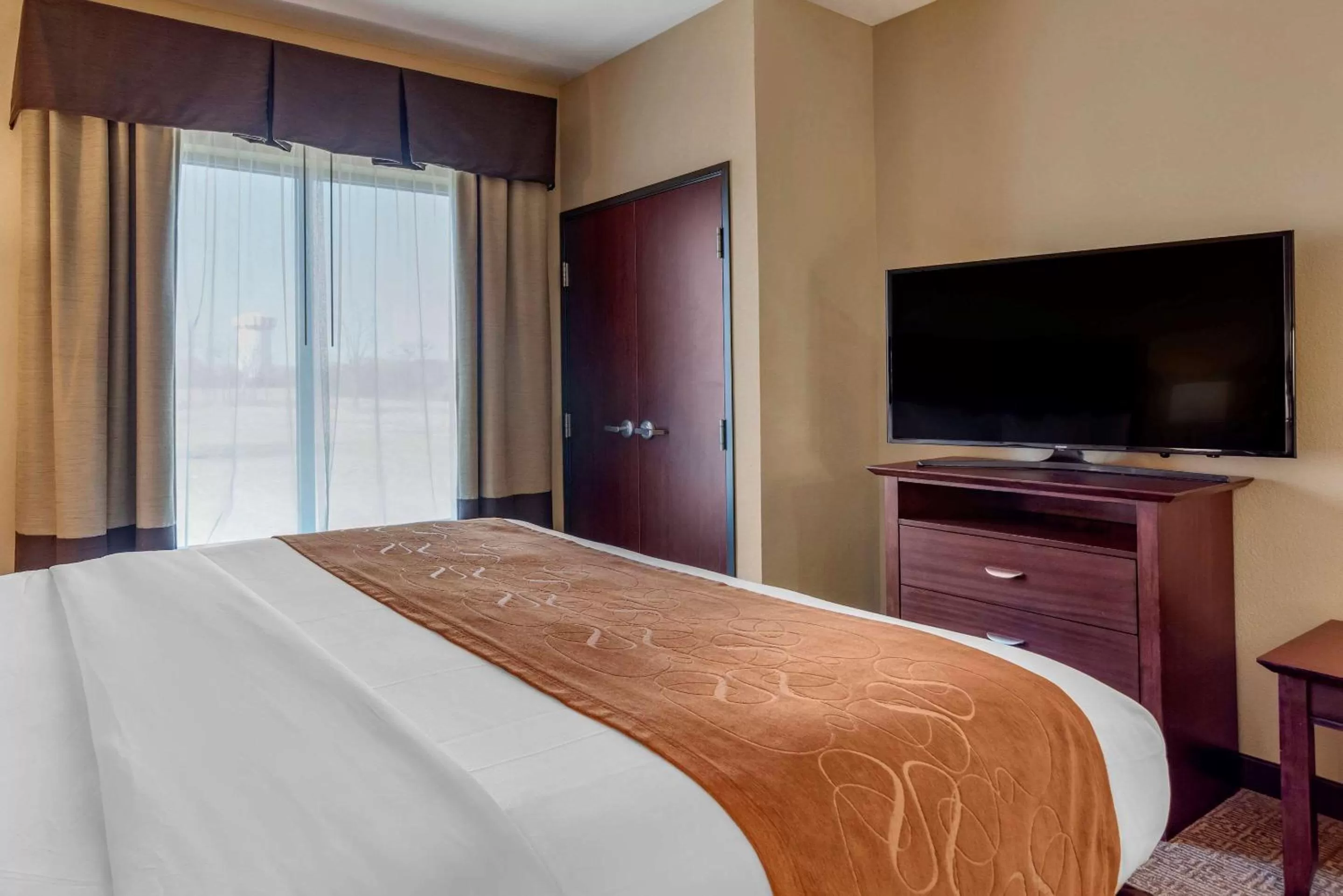 Photo of the whole room, Bed in Comfort Suites Airport South