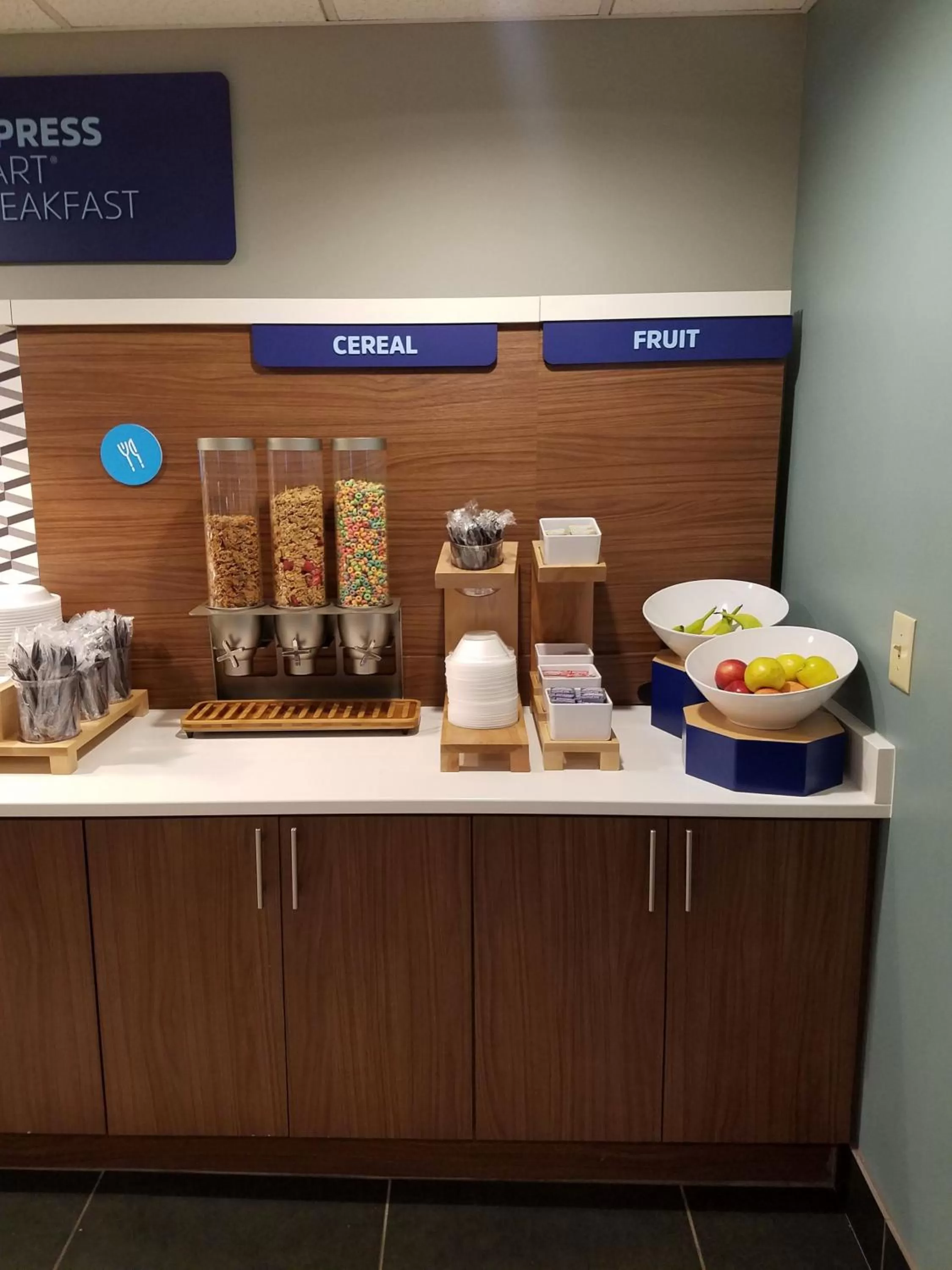 Breakfast in Holiday Inn Express Hotel & Suites Kingsport-Meadowview I-26 by IHG