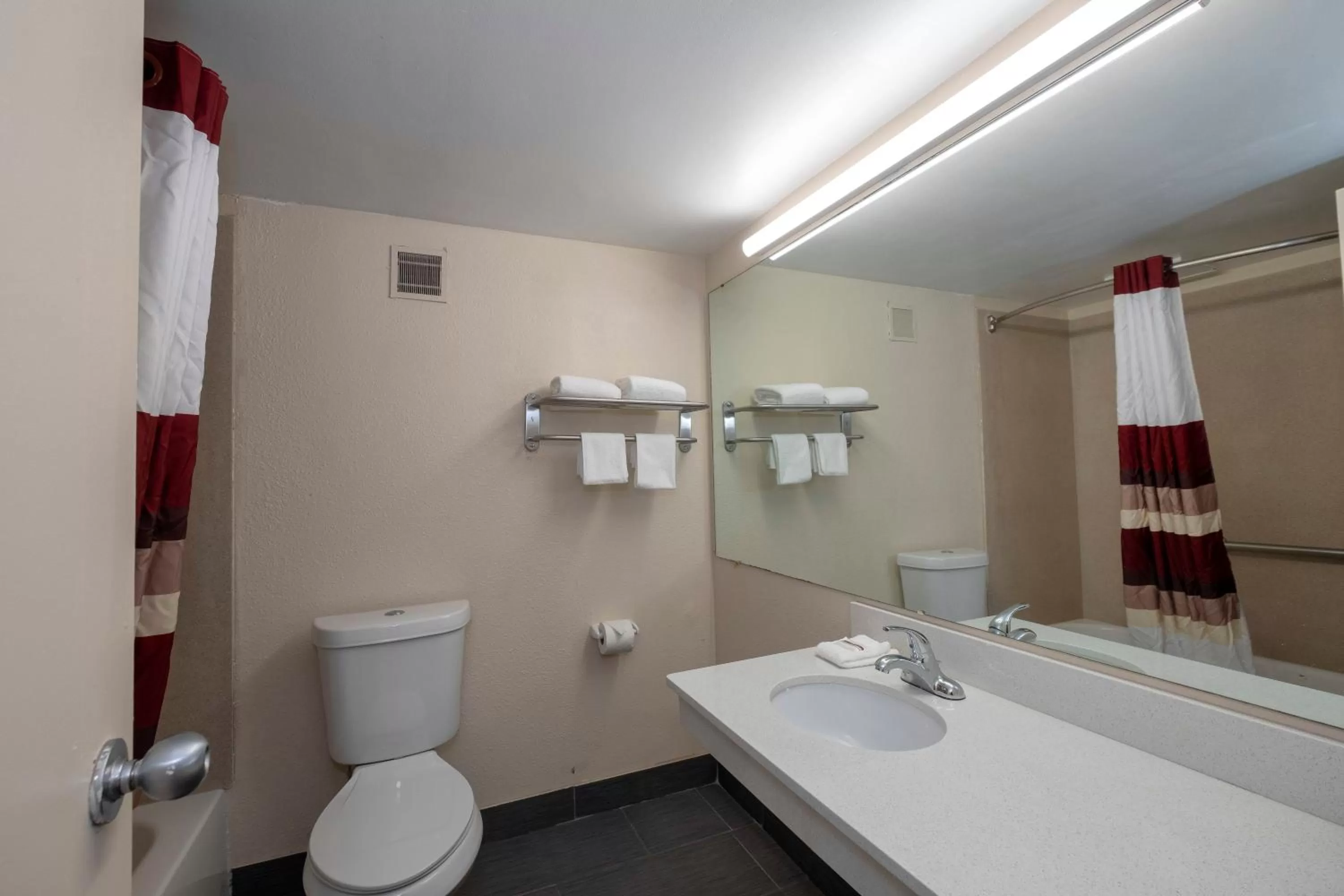 Bathroom in Red Roof Inn Marion, VA