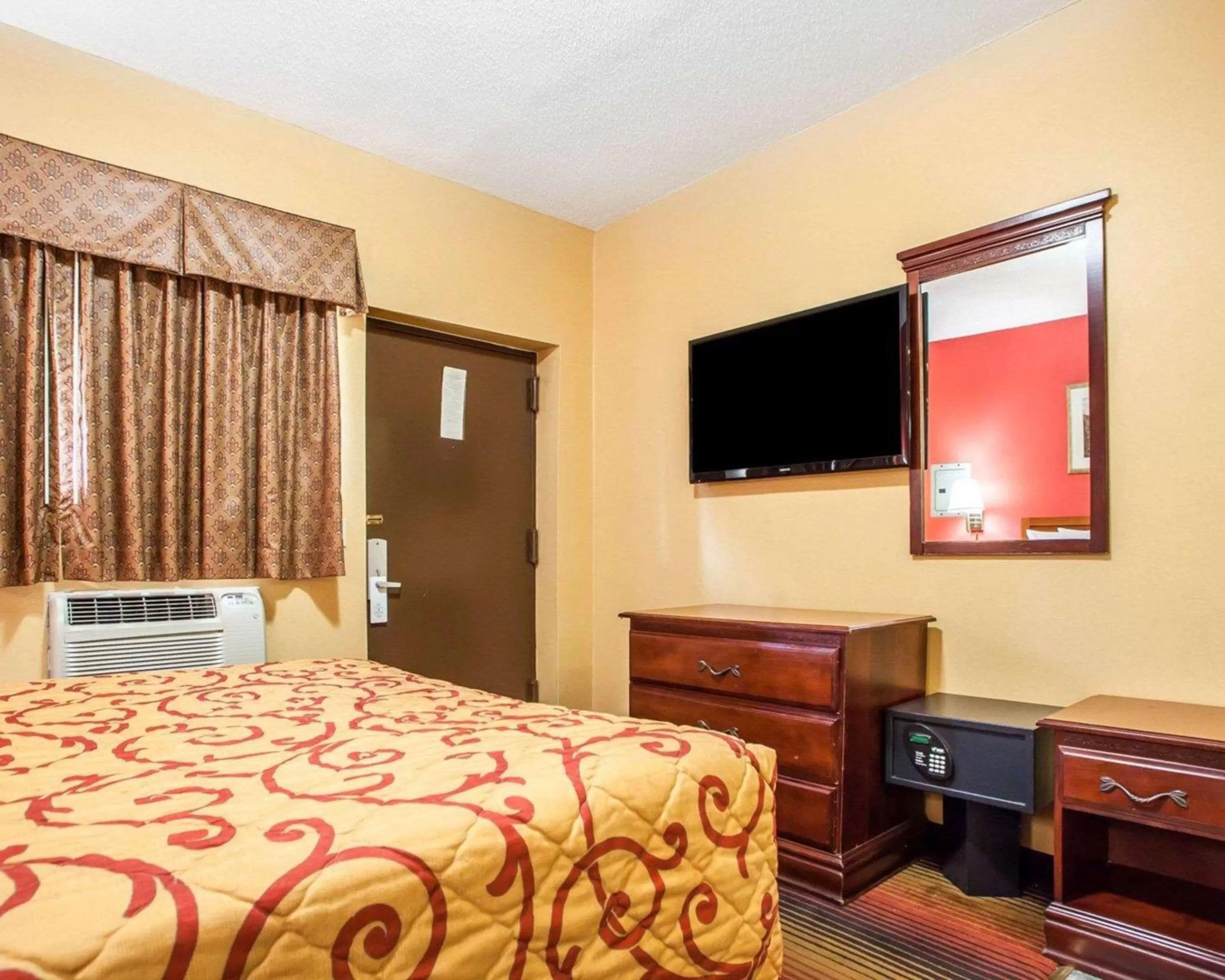 Photo of the whole room, Bed in Rodeway Inn