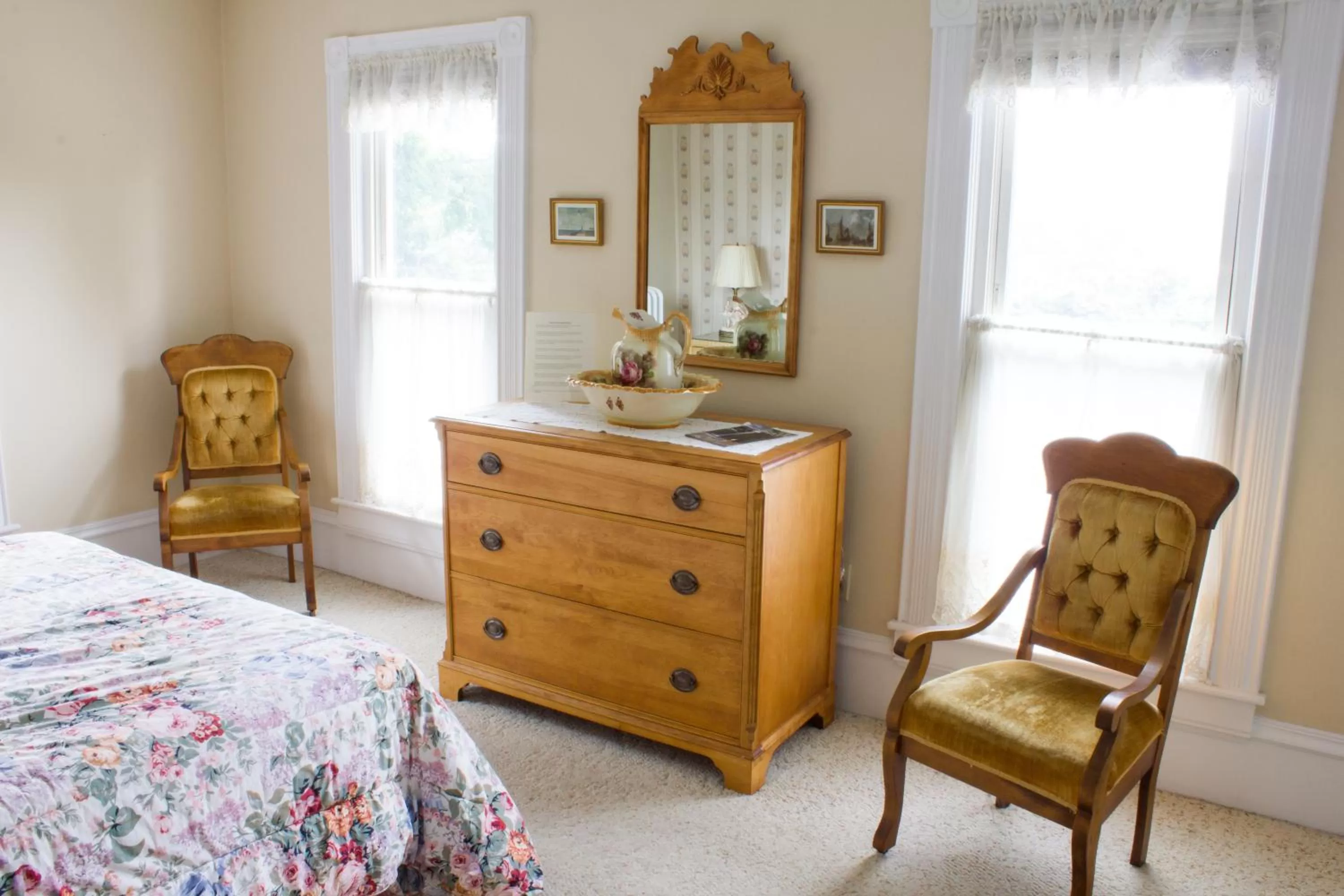Seating Area in Hudson Manor Bed & Breakfast