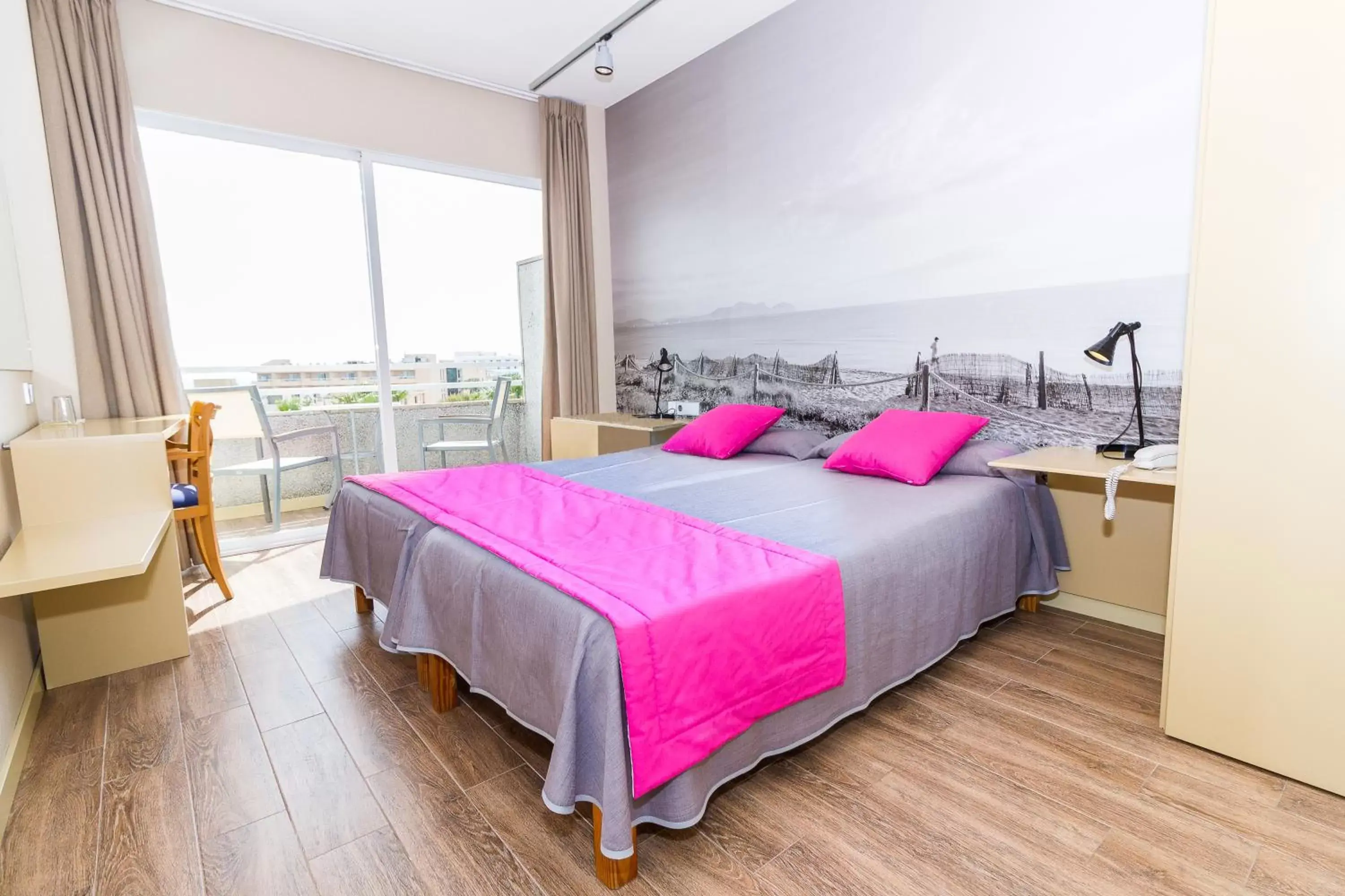 Double Room with Side Sea View in Eix Platja Daurada Hotel & SPA Double Room with Side Sea View in Eix Platja Daurada Hotel & SPA