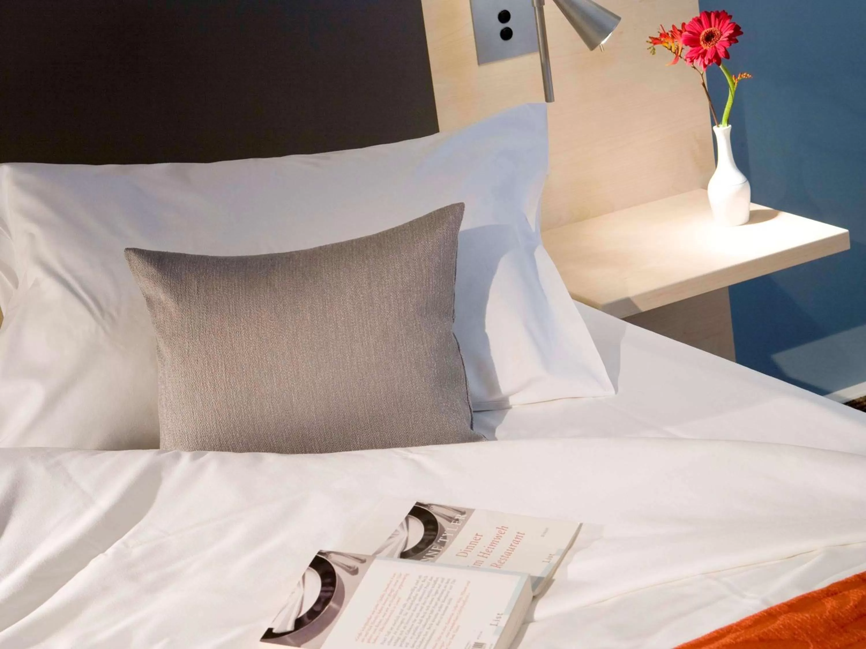 Photo of the whole room, Bed in Mercure Bonn Hardtberg