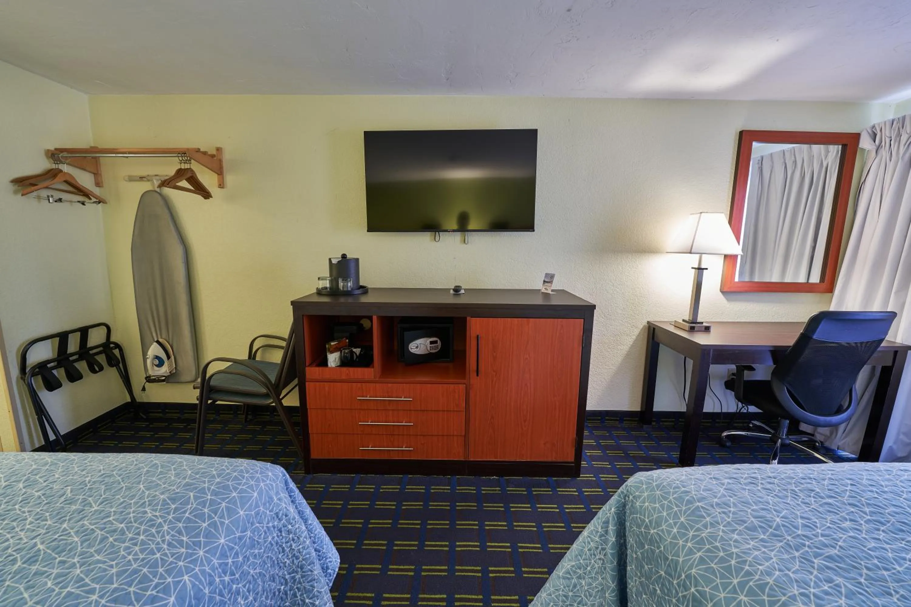 TV and multimedia, Bed in The Mariner Resort Cape Cod by The Red Collection