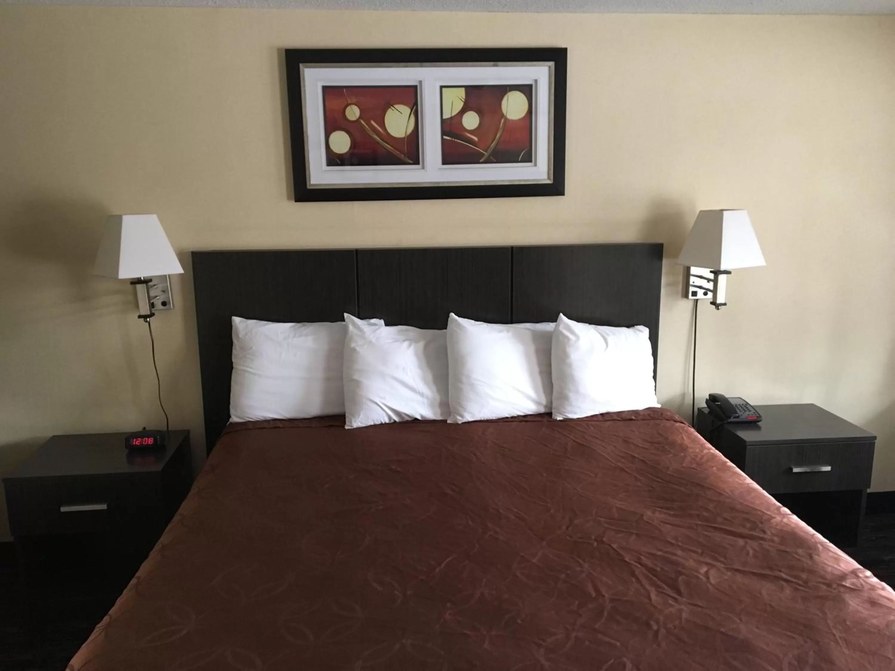 Bed in Whitney Inn & Suites