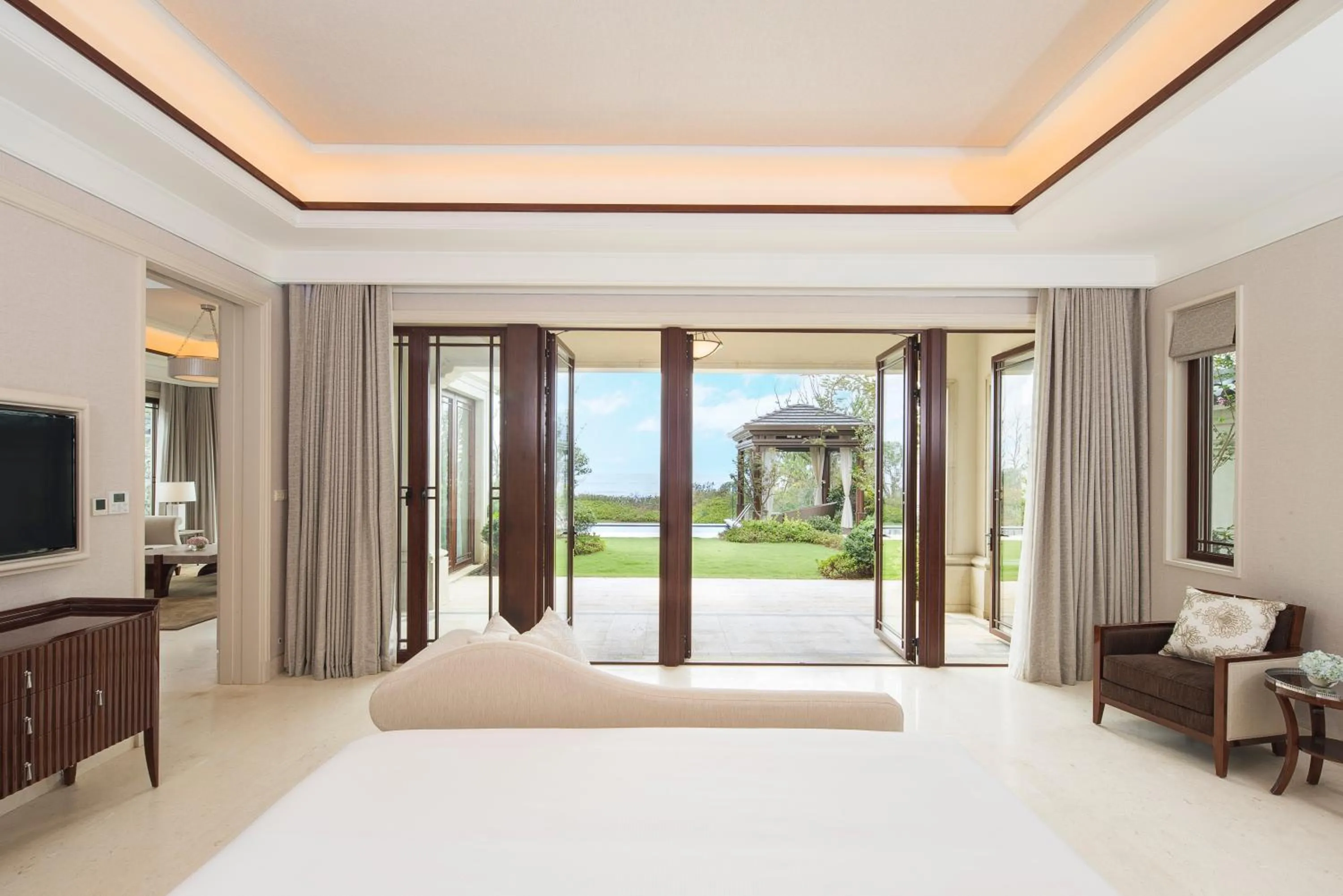 Photo of the whole room, Bed in The Westin Zhujiajian Resort, Zhoushan
