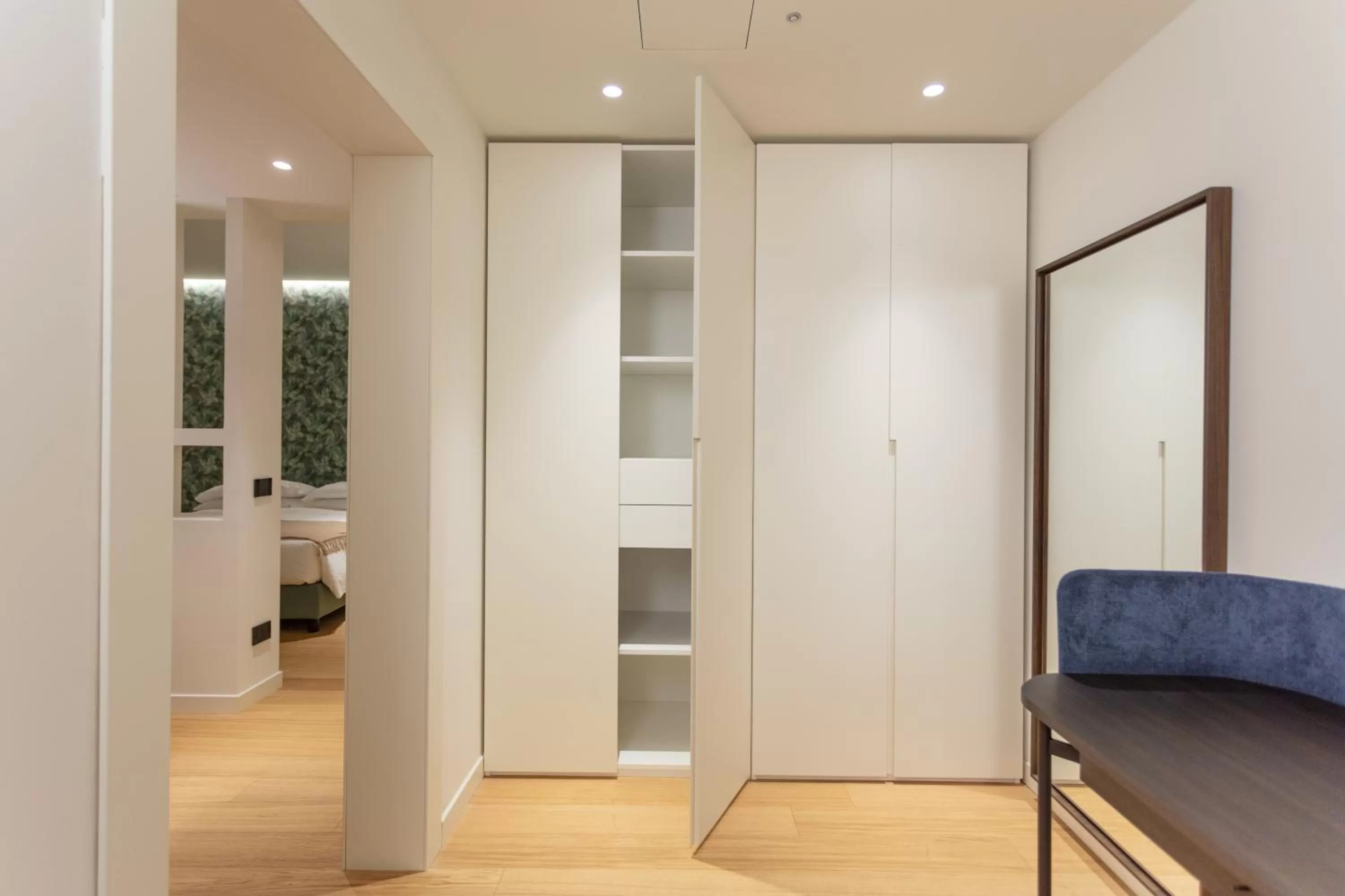 wardrobe in Sant'Ambrogio Apartments, Reception h24