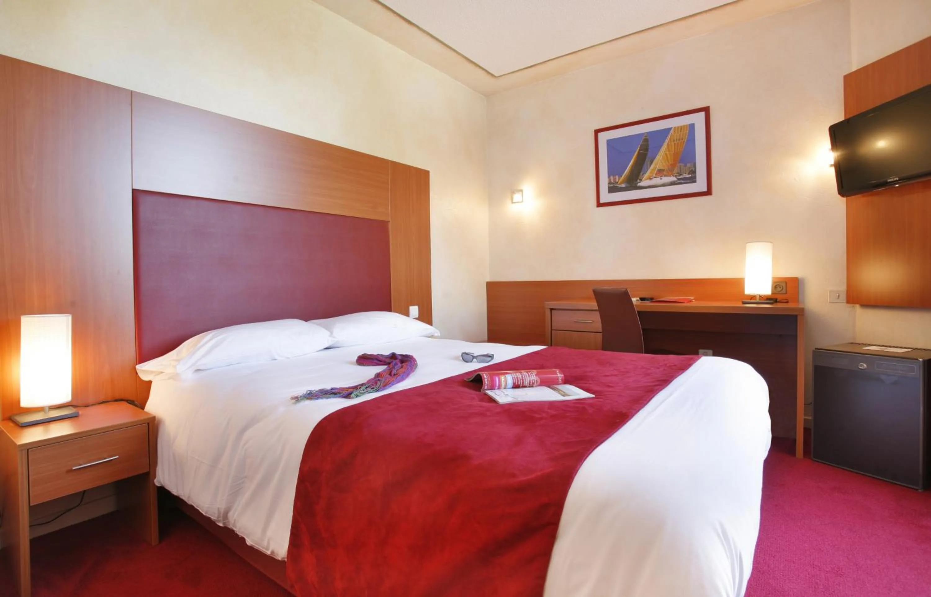 Photo of the whole room, Bed in The Originals City, Hôtel Le Sextant, Toulouse Sud