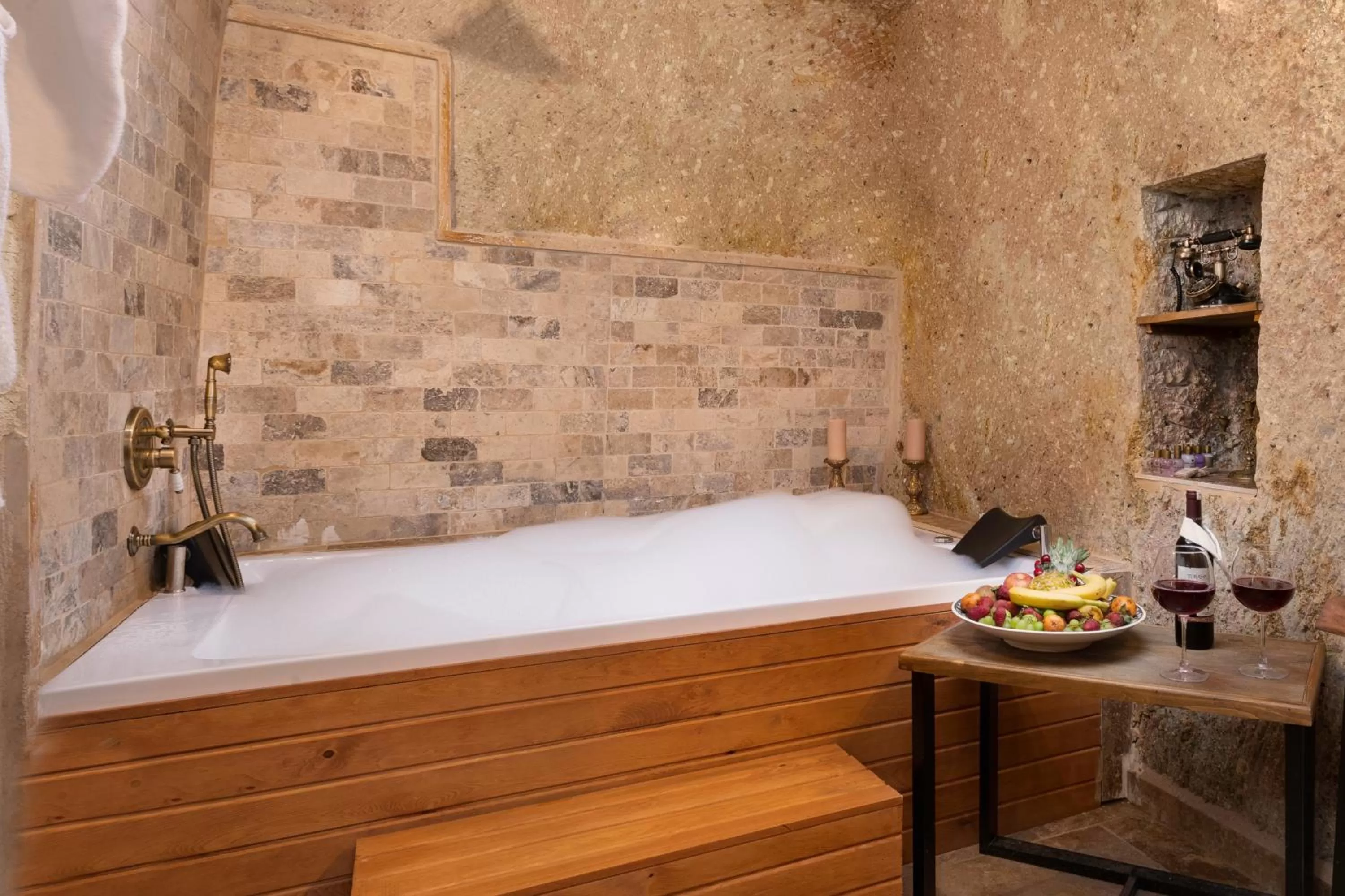 Hot Tub in Kayata Cave Suites Special Class