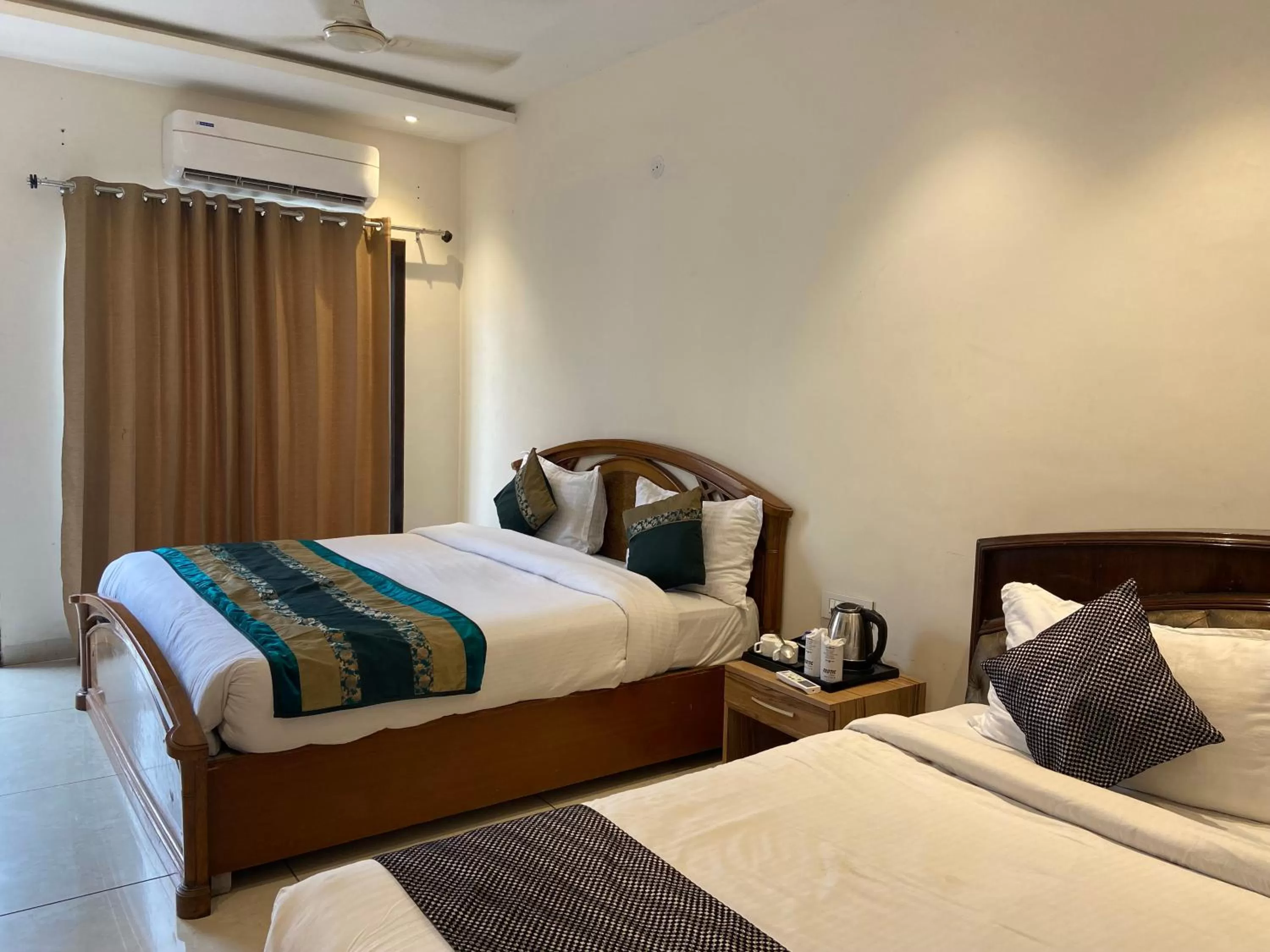 Bedroom, Bed in Hotel Exotic - 5 min walk from Golden Temple