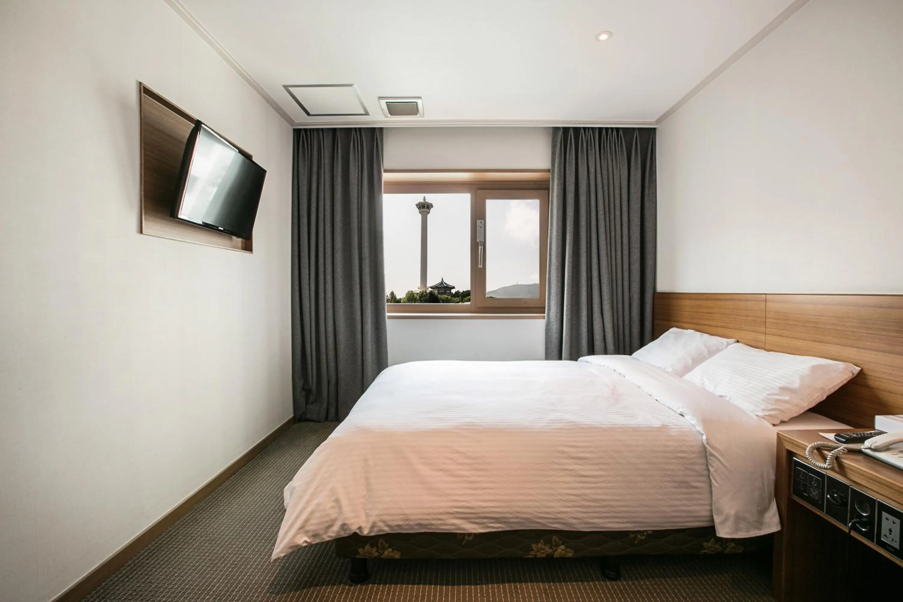 Bedroom, Bed in Busan Tourist Hotel