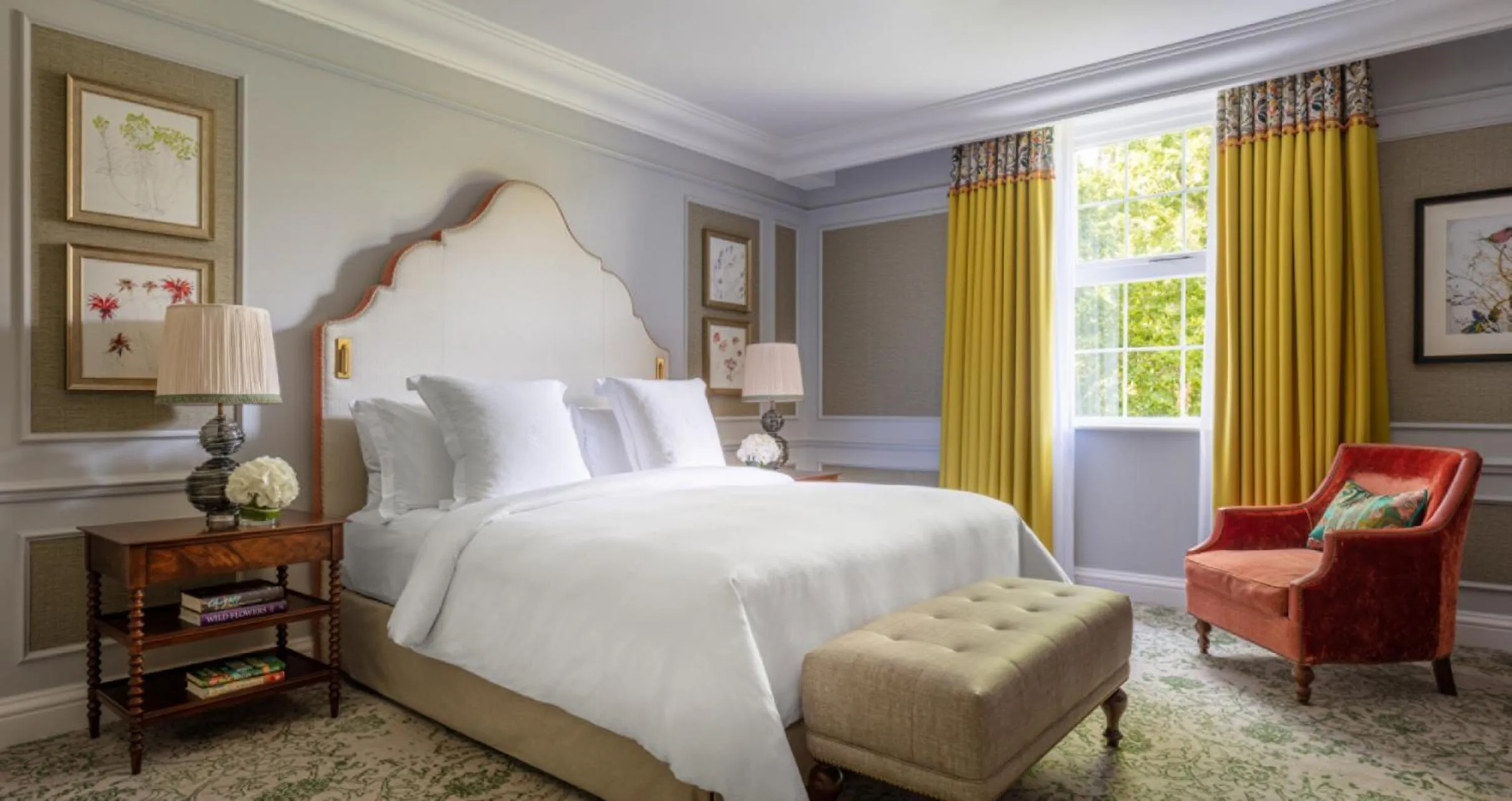 Bed in Four Seasons Hotel Hampshire