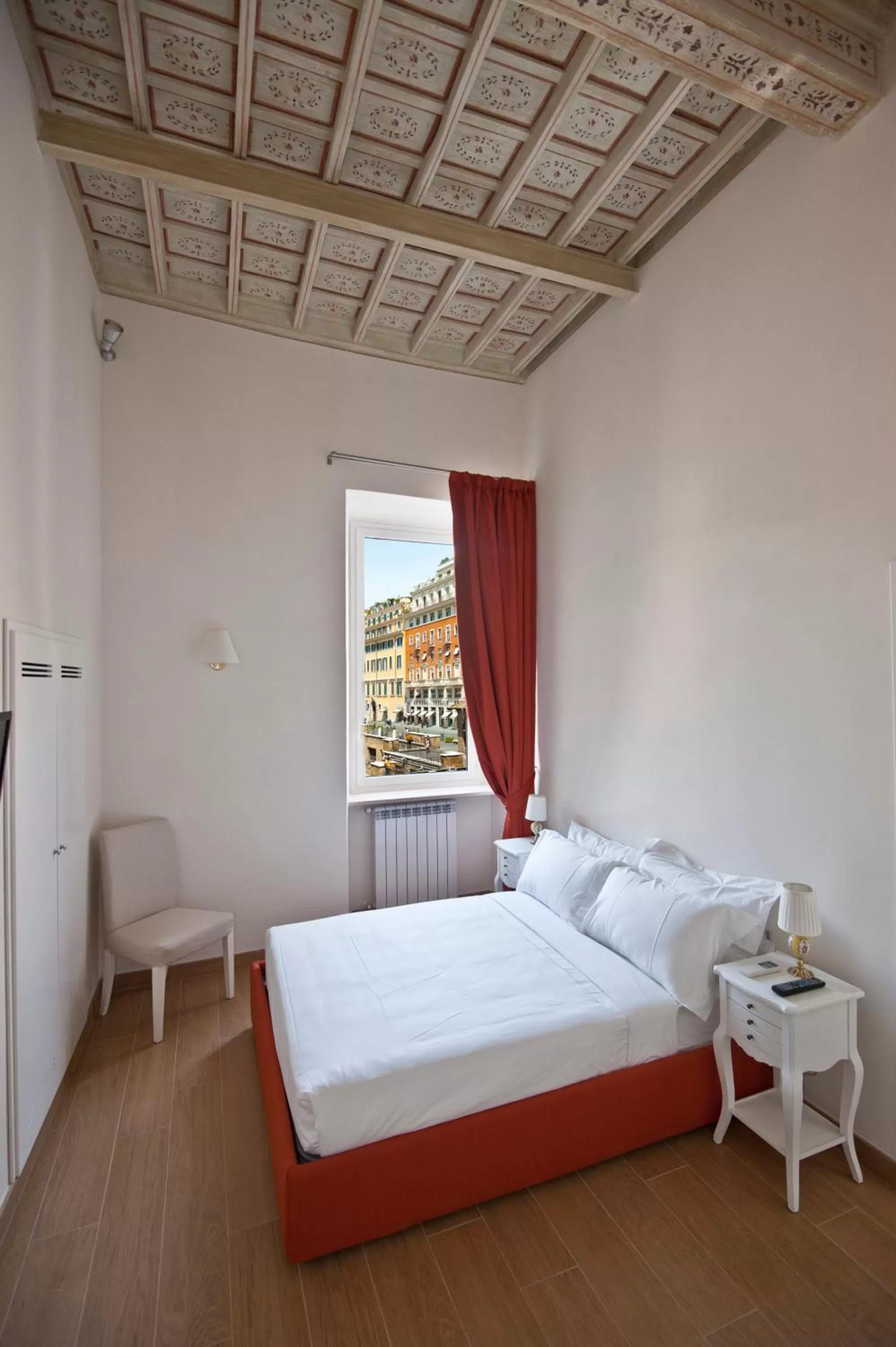 Photo of the whole room, Bed in Little Queen Suite