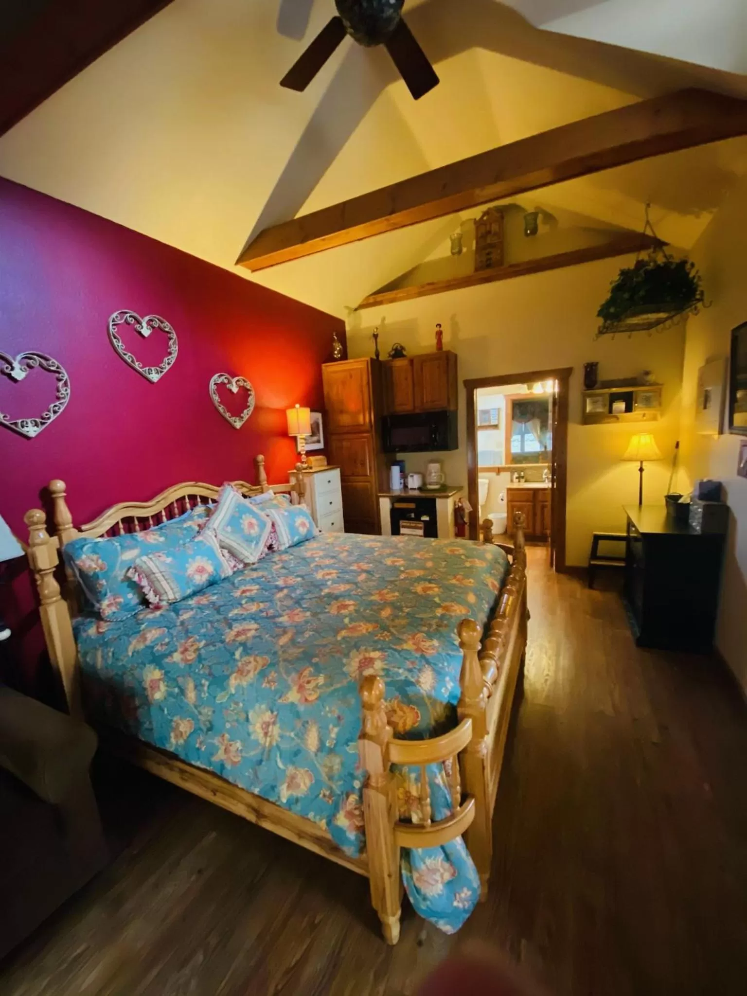Photo of the whole room, Bed in All Seasons Treehouse Village