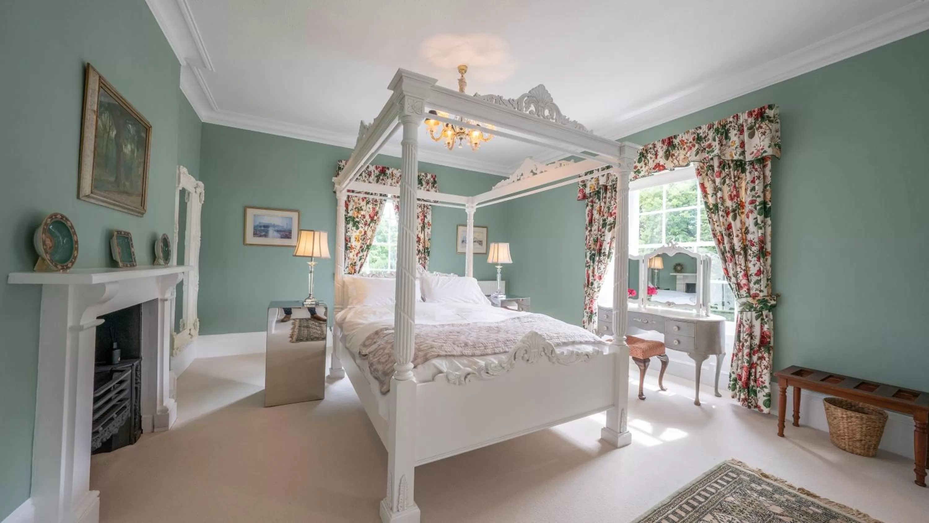 Bed in Pantybeiliau House Bed & Breakfast