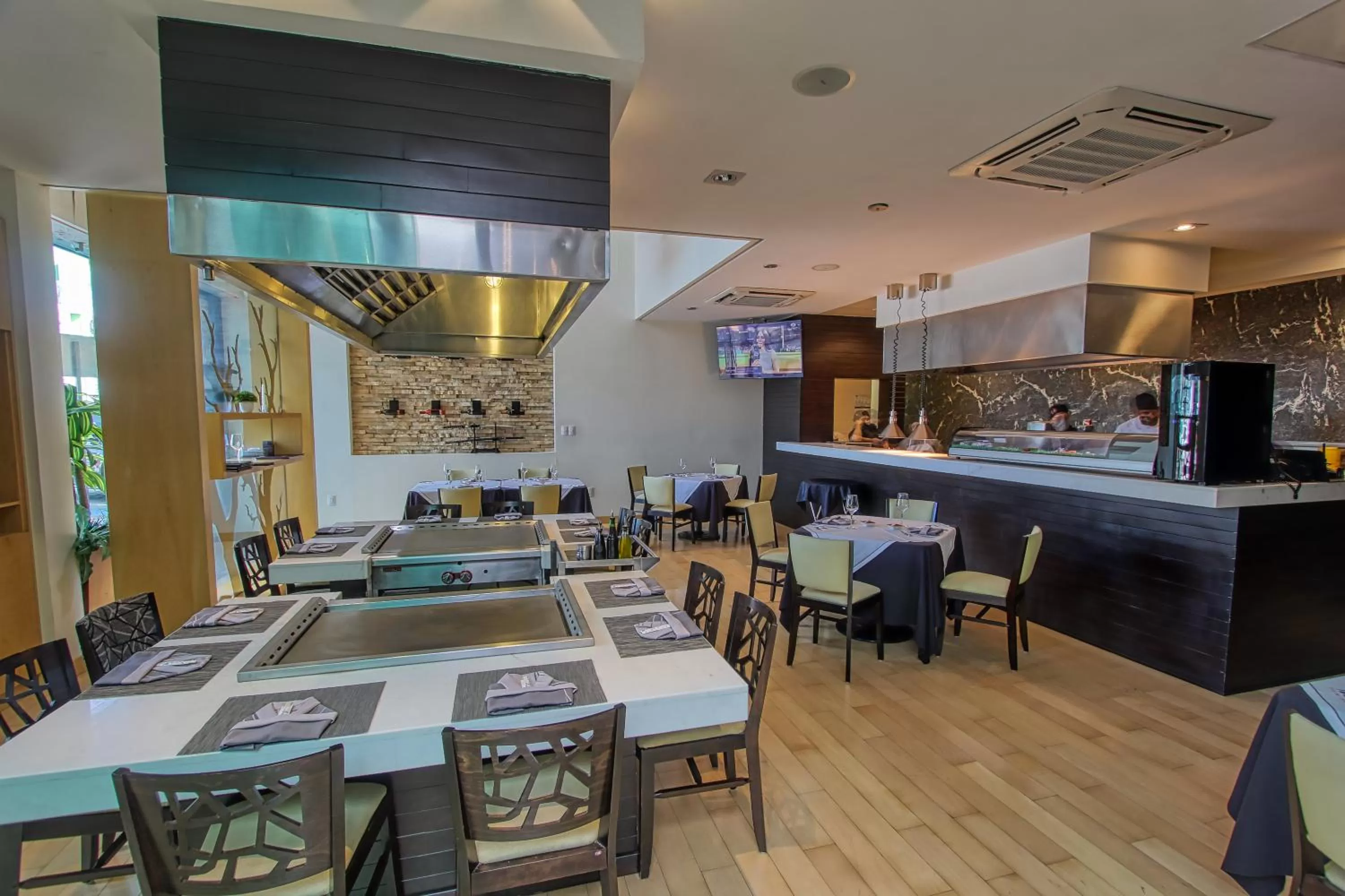 Restaurant/places to eat in Holiday Inn & Suites Plaza Mayor by IHG