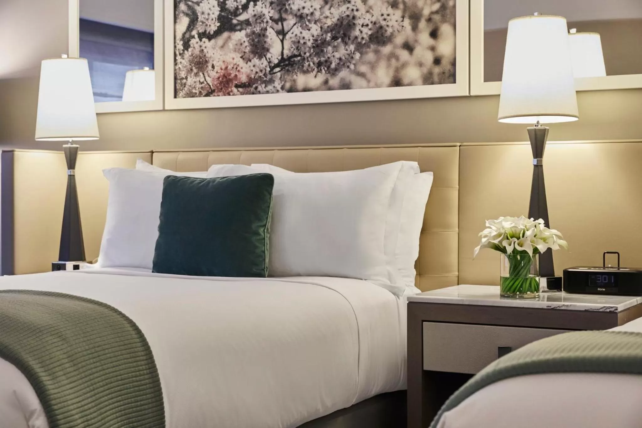 Photo of the whole room, Bed in Loews Regency New York Hotel