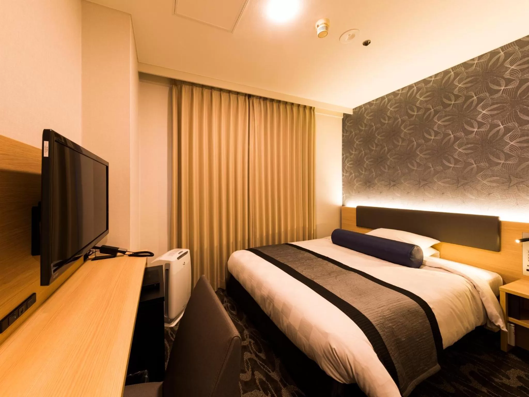 Photo of the whole room, Bed in Shin Osaka Esaka Tokyu REI Hotel