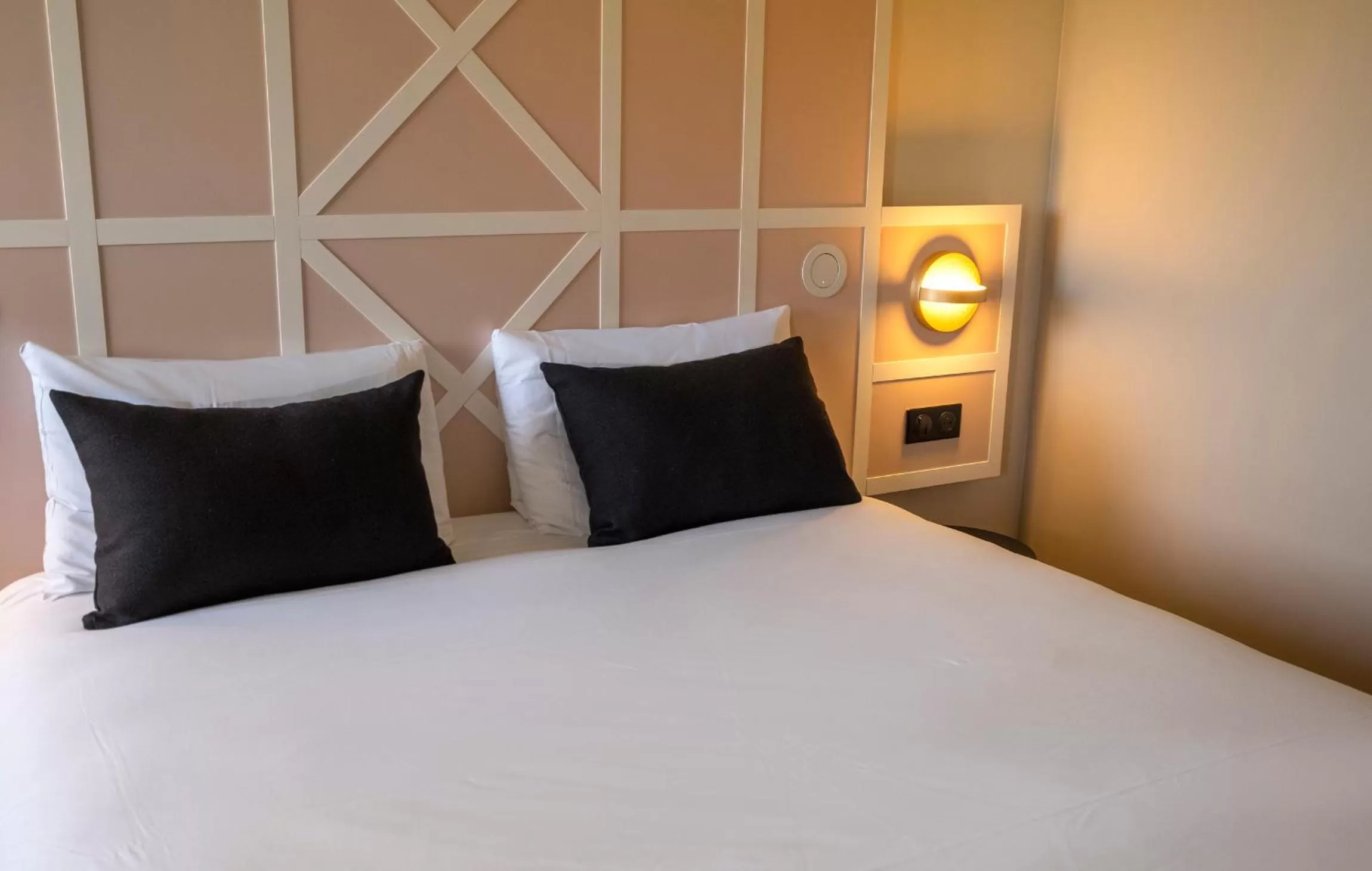 Bed in Mercure Rouen Centre Champ de Mars