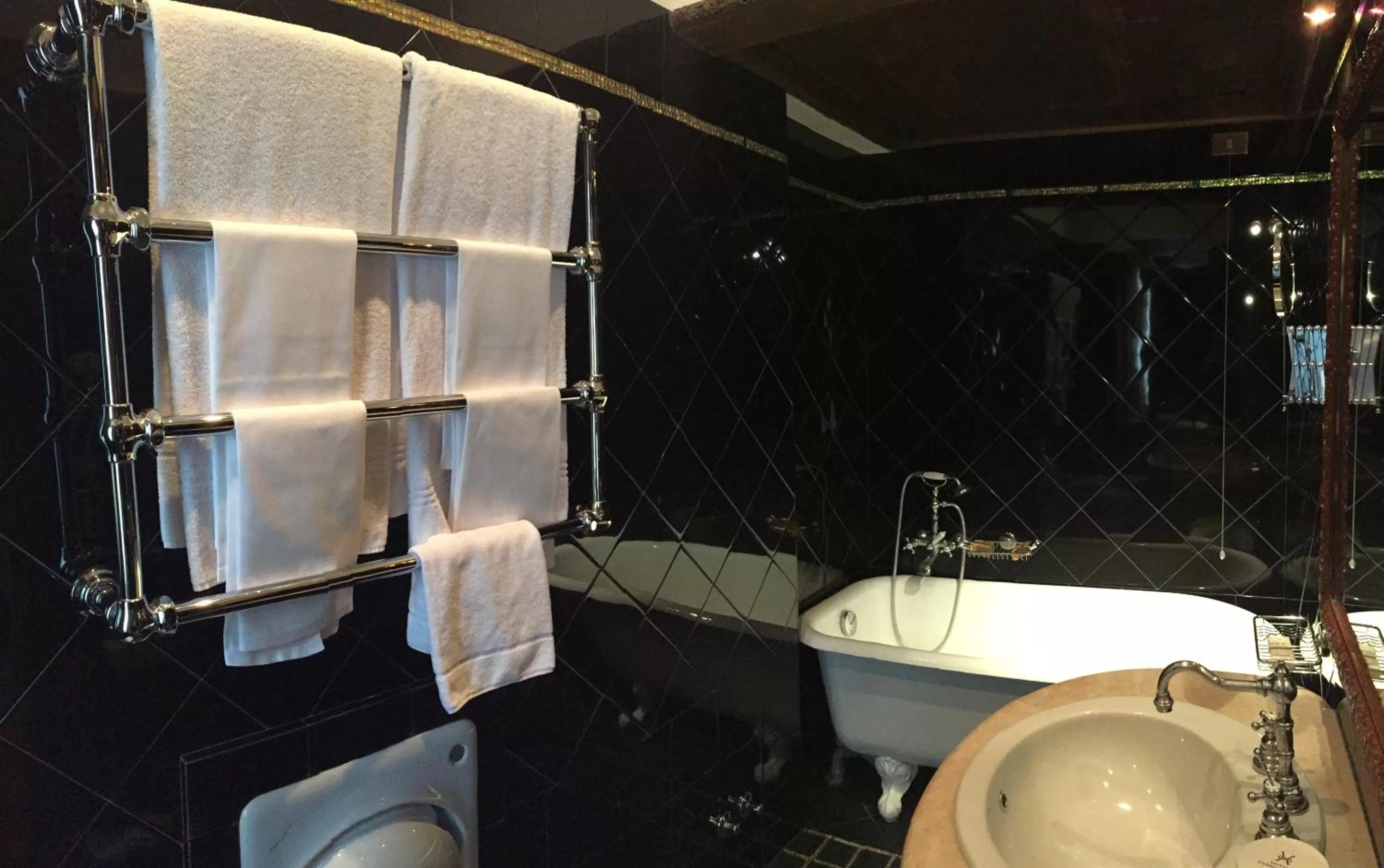 Bathroom in Hotel Gabbia D'Oro