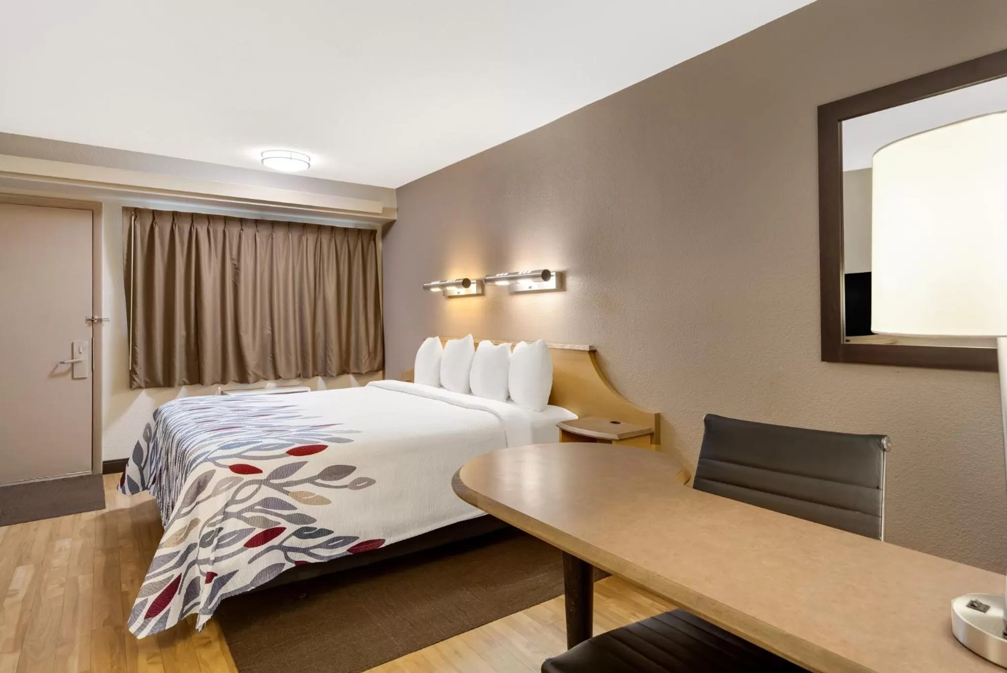 Bedroom, Bed in Red Roof Inn Asheville - Biltmore West