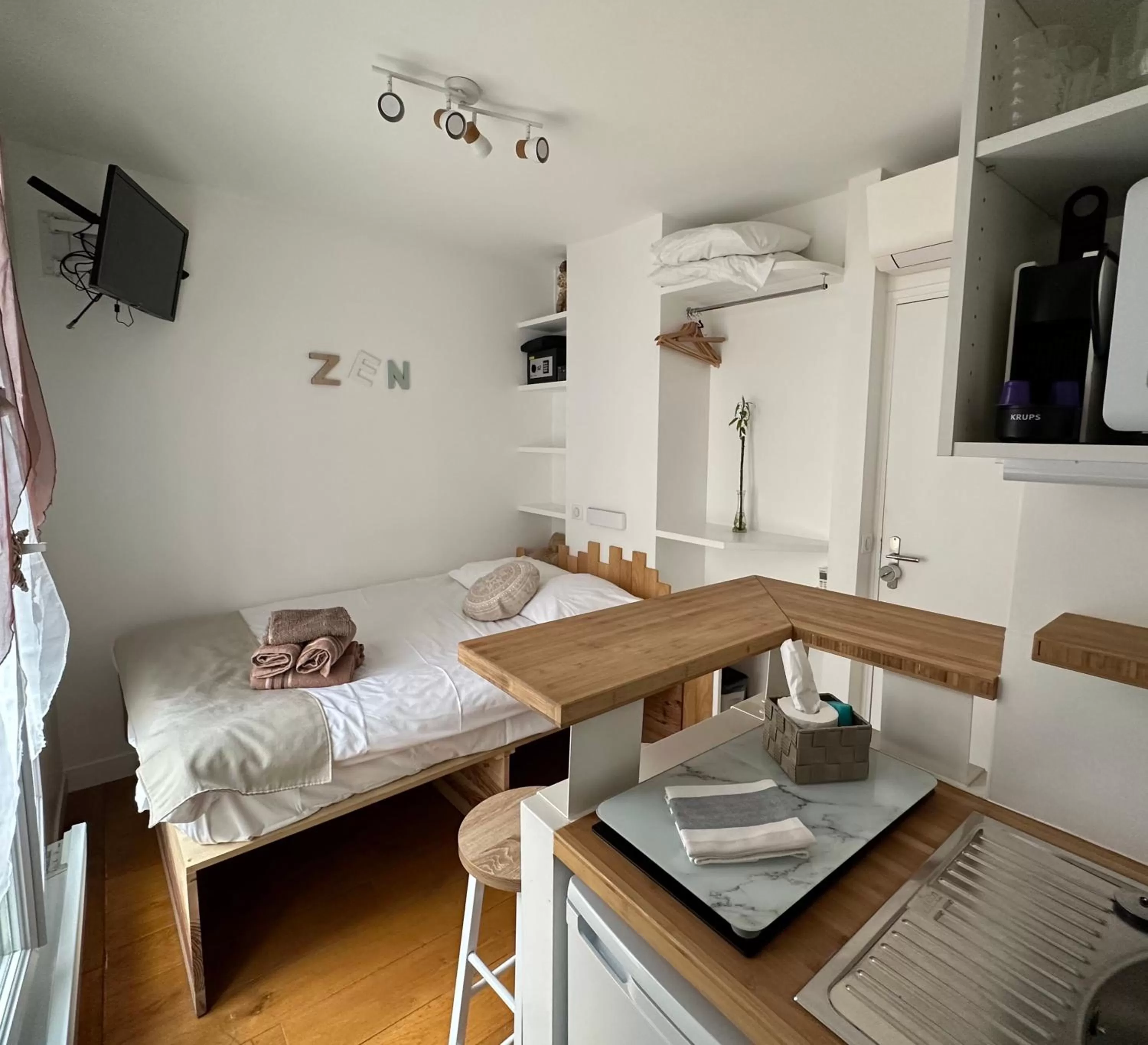 Photo of the whole room, Bed in Beatrice et Emmanuel Meublé Eiffel