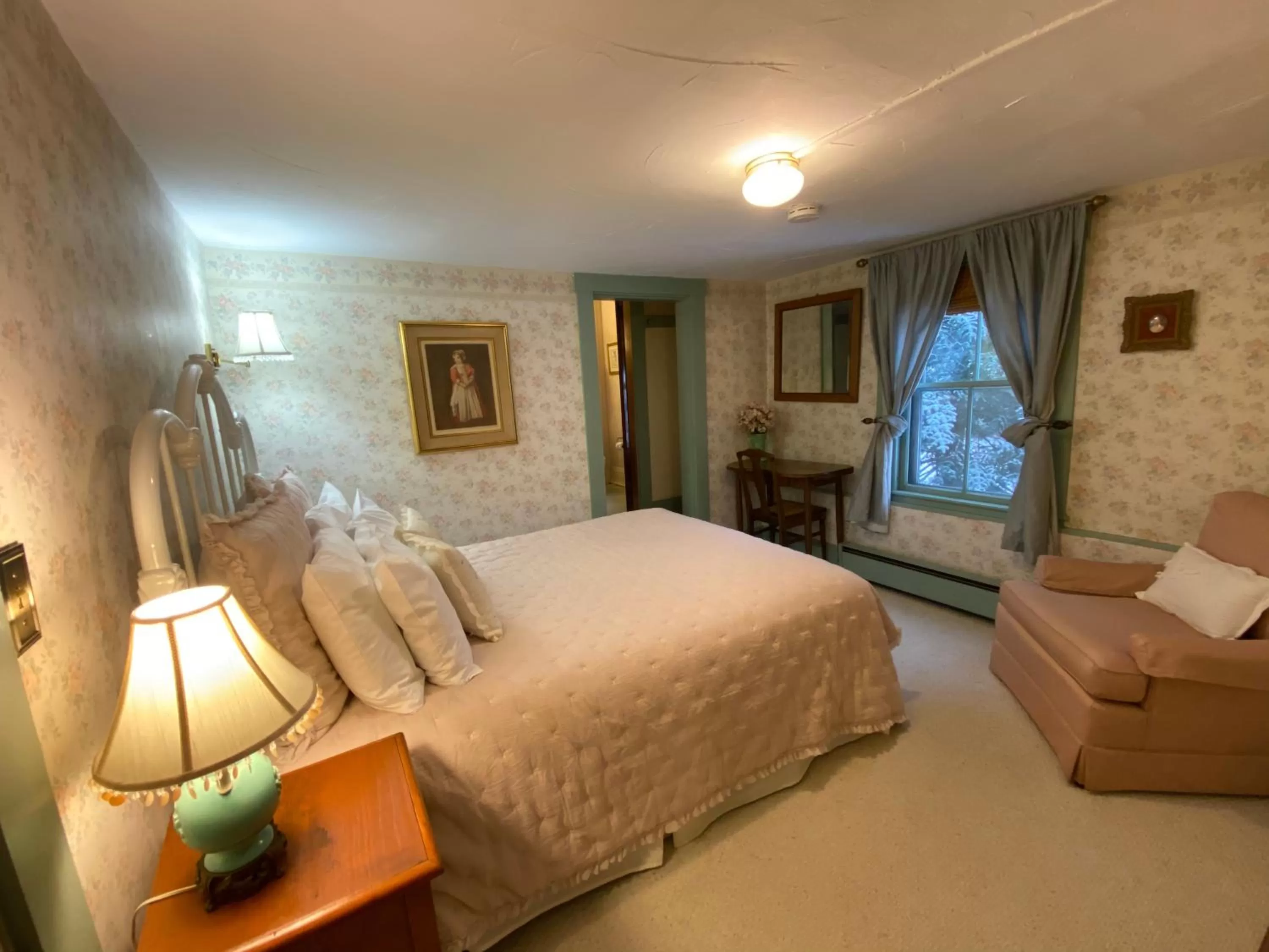 Photo of the whole room, Bed in Follansbee Inn