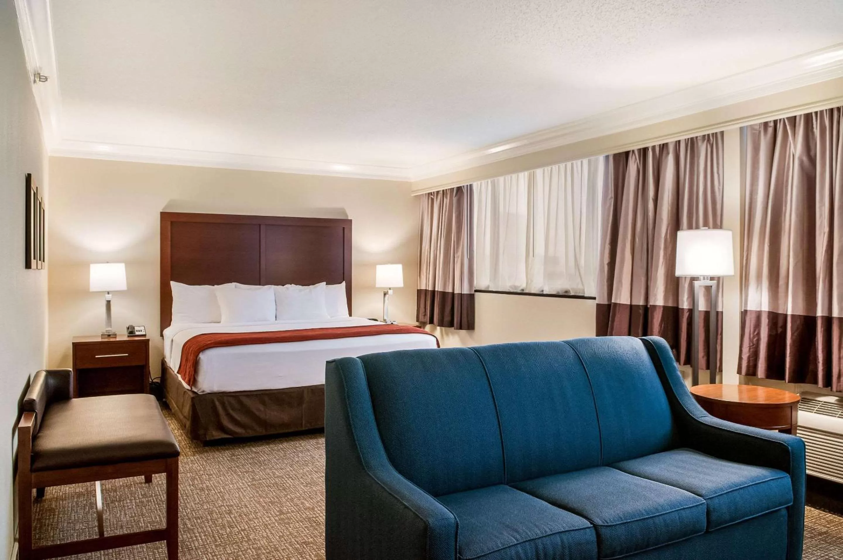Photo of the whole room, Bed in Comfort Inn & Suites At Copeland Tower