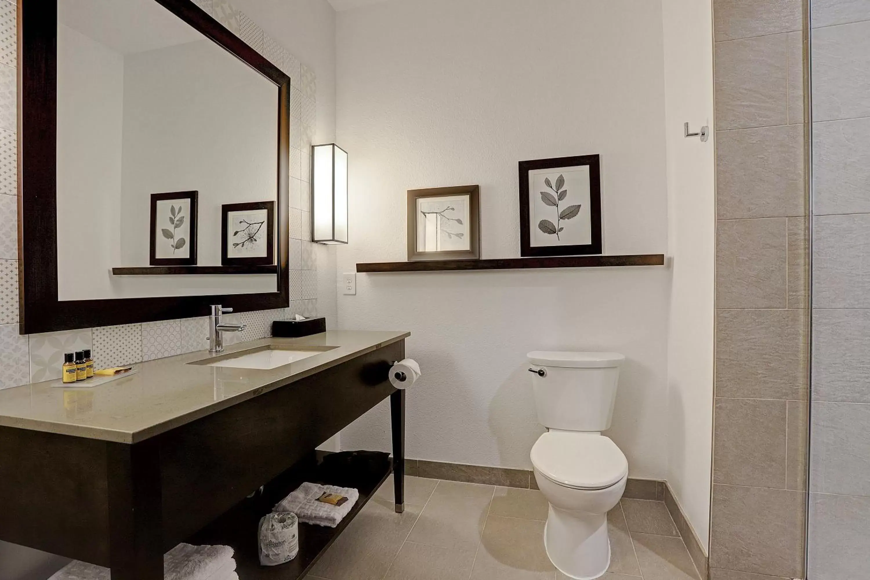 King Room with Bath Tub - Disability Access in Best Western Plus Westheimer - Westchase Inn & Suites King Room with Bath Tub - Disability Access in Best Western Plus Westheimer - Westchase Inn & Suites