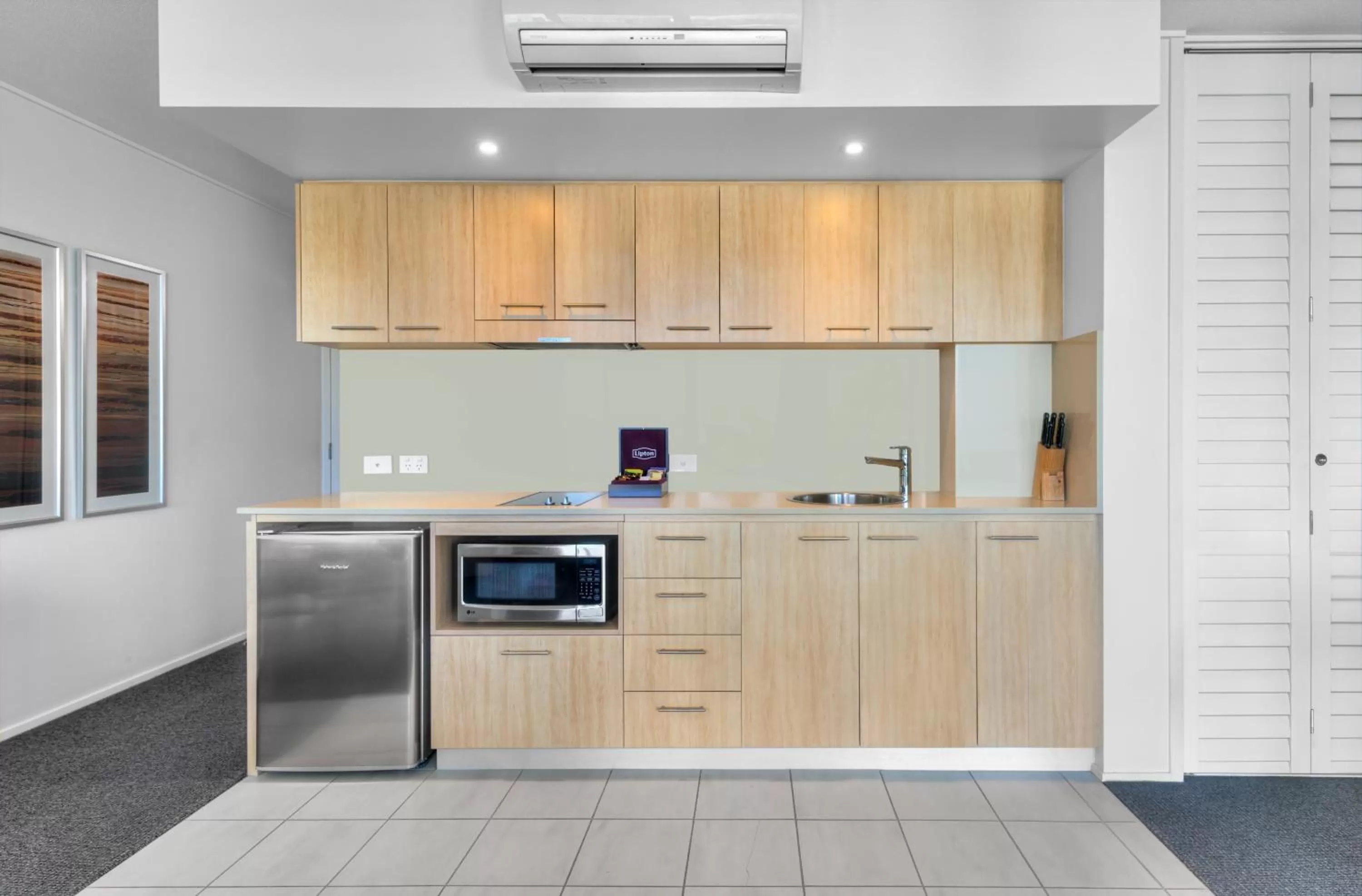 Kitchen or kitchenette in Ramada Hotel & Suites by Wyndham Ballina Byron