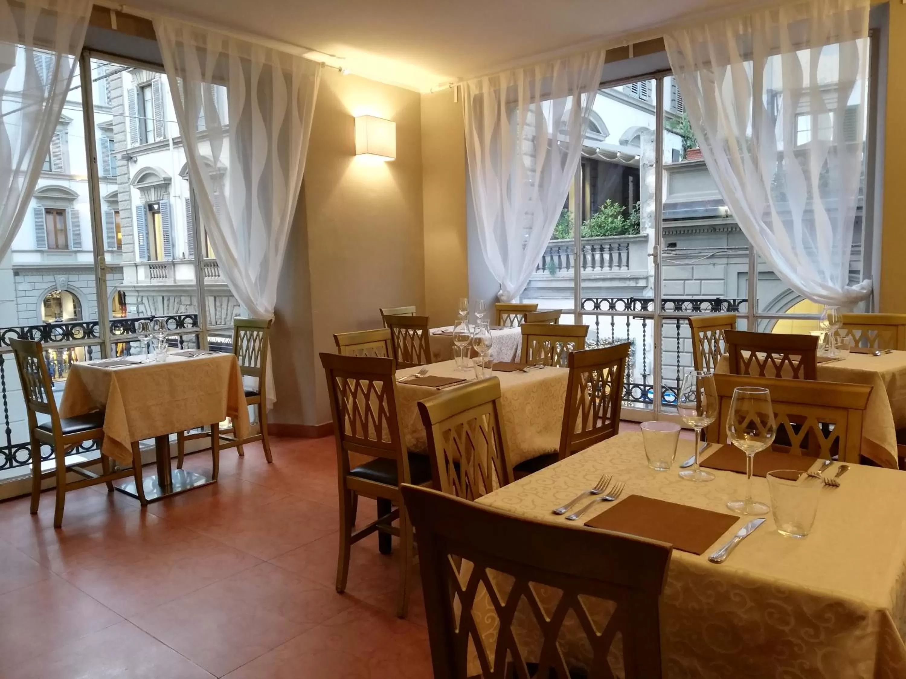 Restaurant/places to eat in Hotel Medici