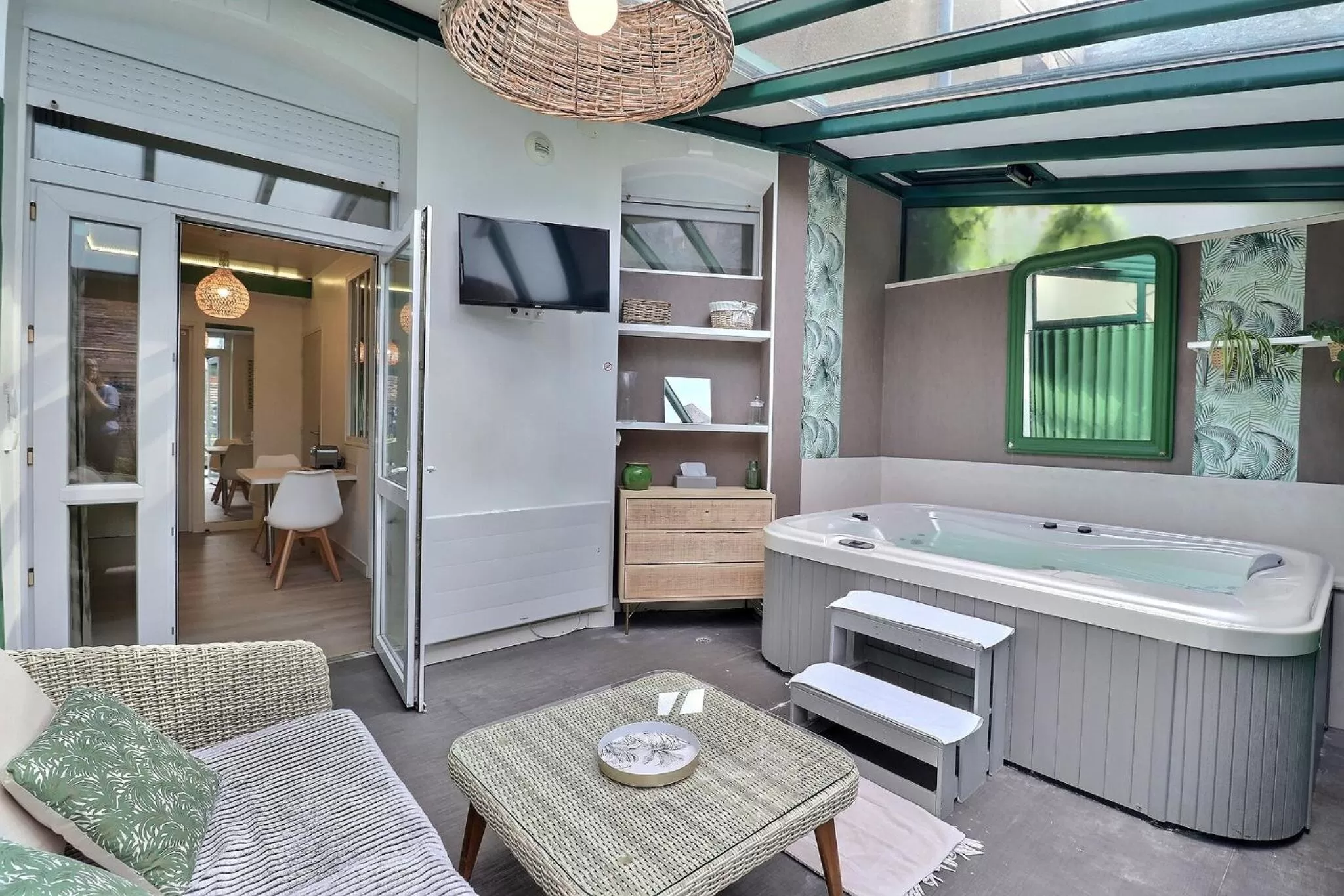 Hot Tub in Garden Hotel Rennes Centre Gare