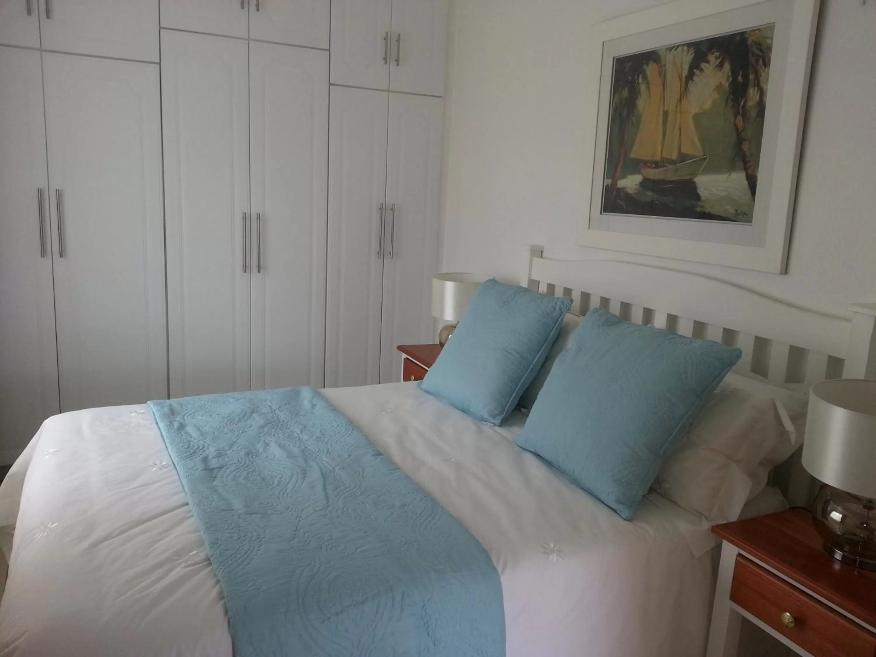 Photo of the whole room, Bed in Majestic