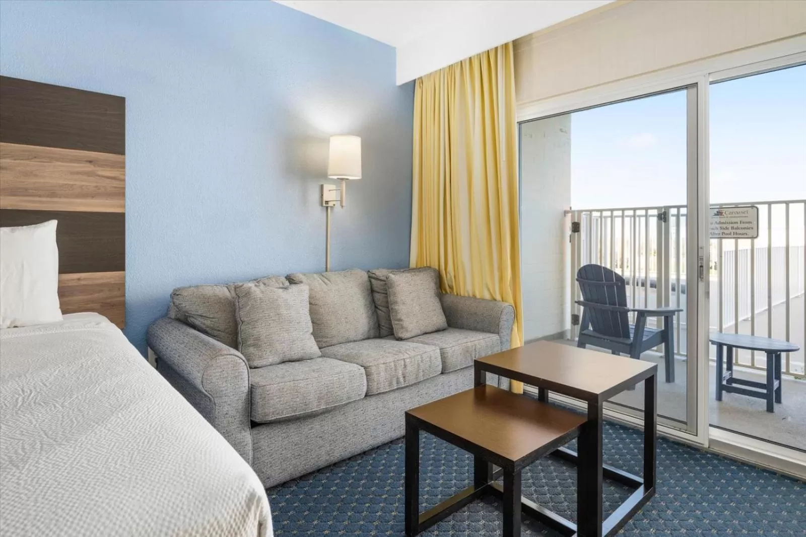 Seating area, Bed in Carousel Resort Hotel and Condominiums