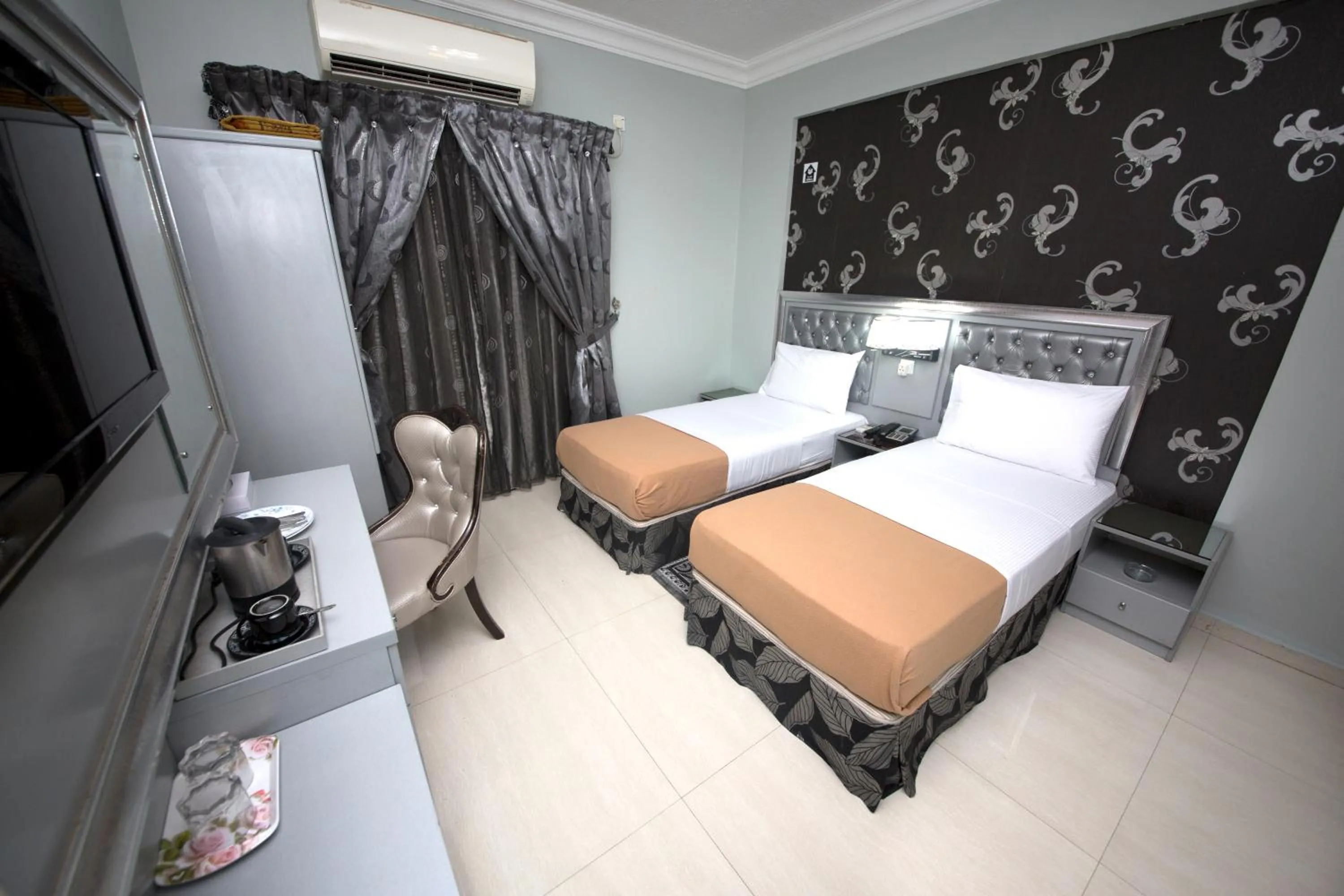 Photo of the whole room, Bed in White Fort Hotel
