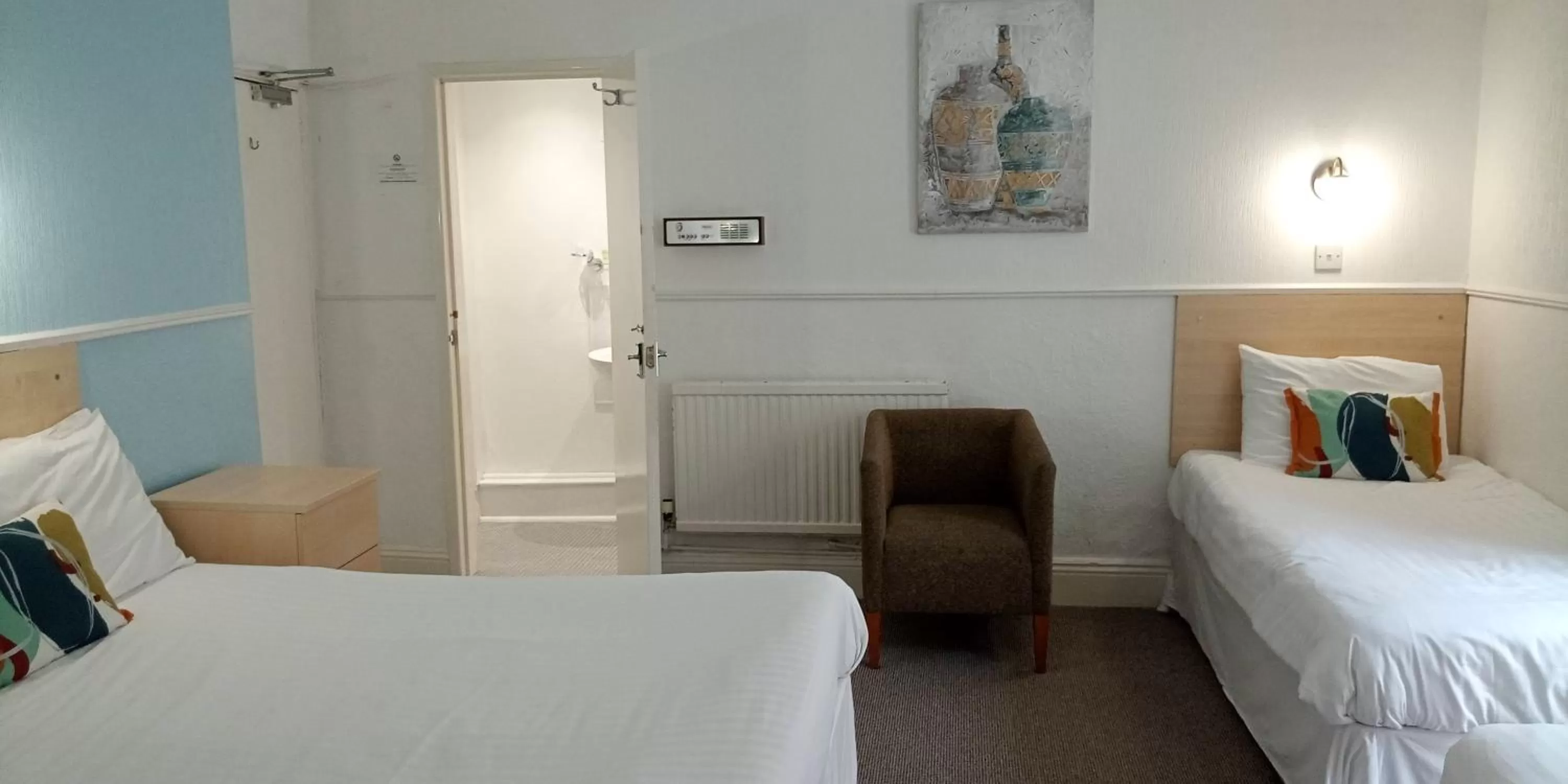 Photo of the whole room in The Kynance House on Plymouth Hoe ,26 Ensuite Rooms