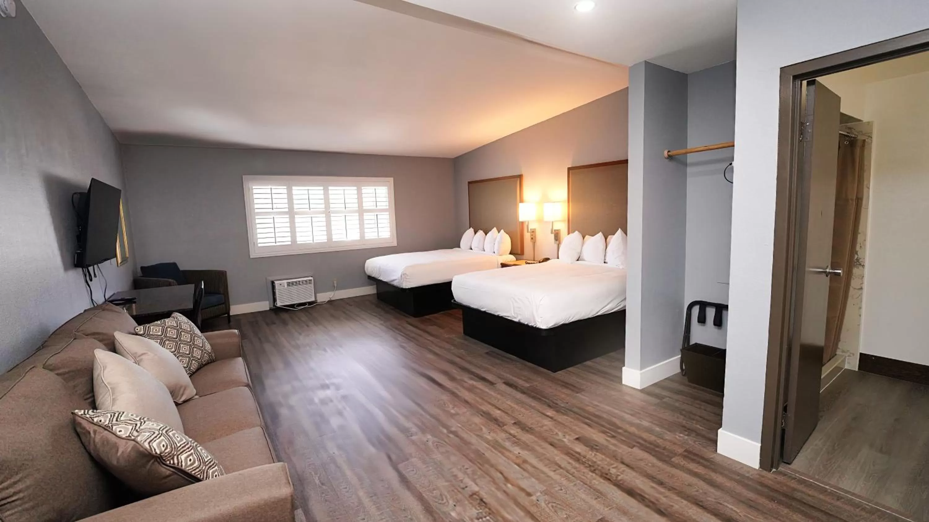 Photo of the whole room, Bed in SeaSide Inn & Suites