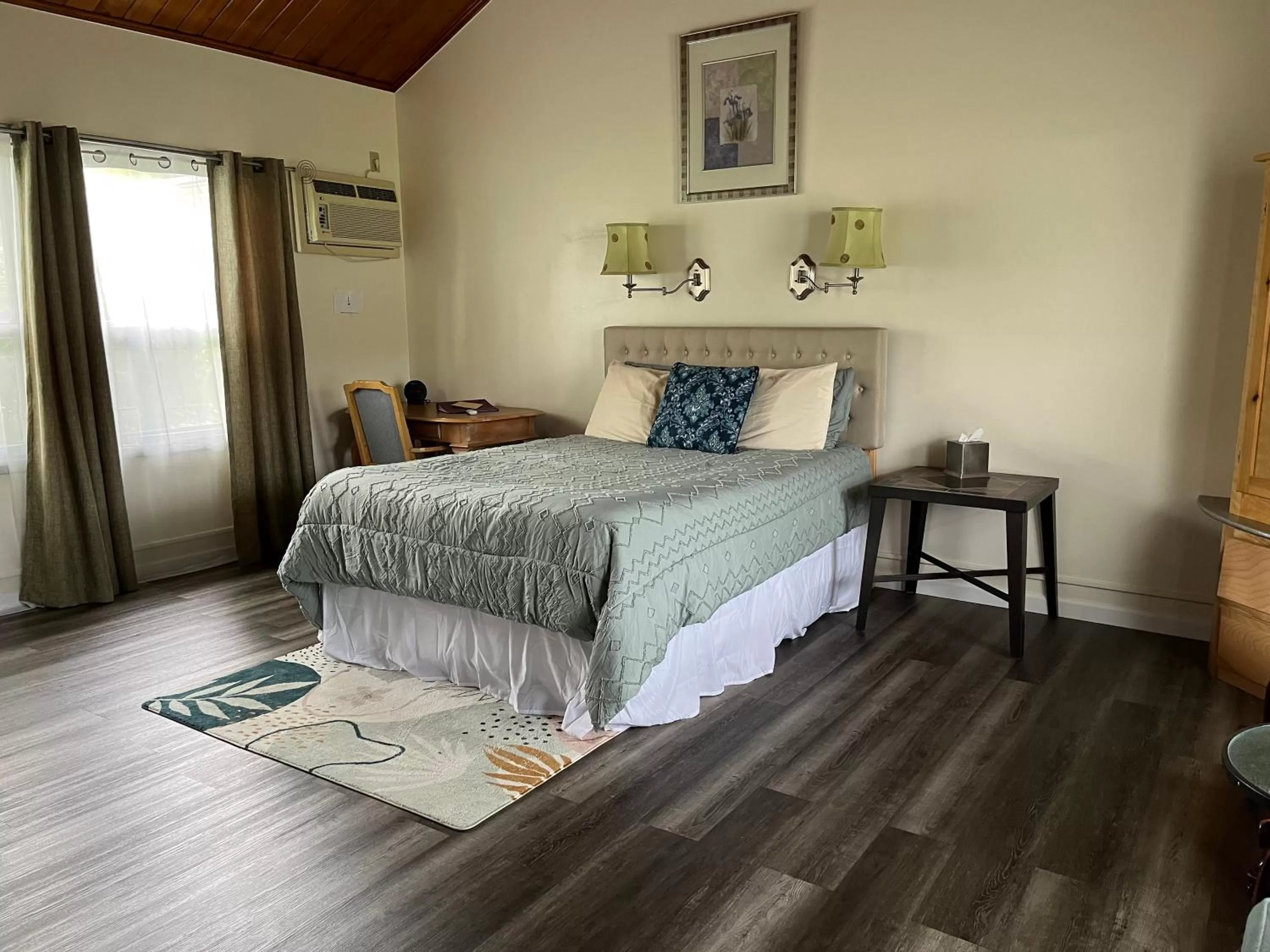 Photo of the whole room in Vinehurst Inn & Suites