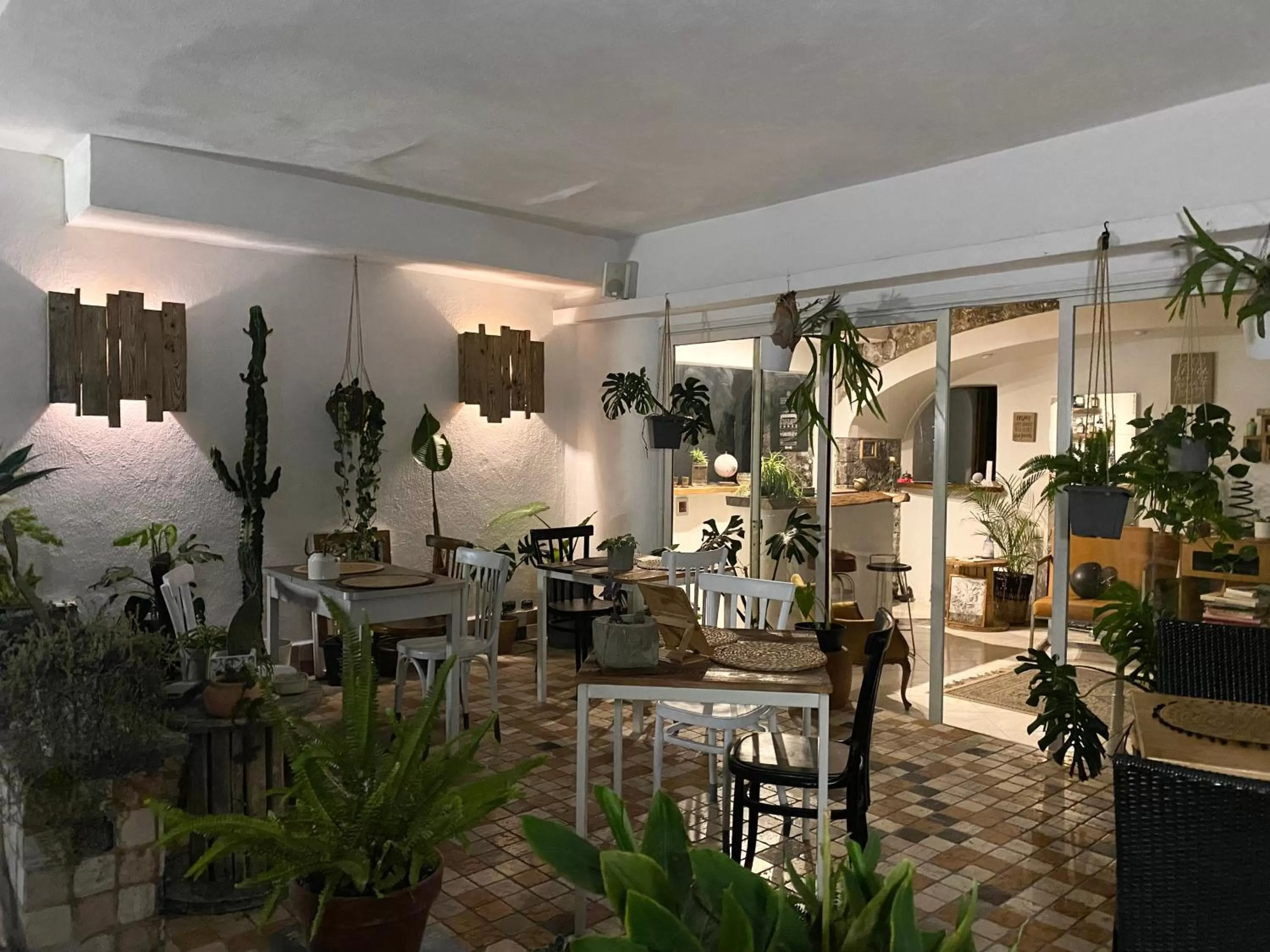 Restaurant/places to eat in Black Market Hotel