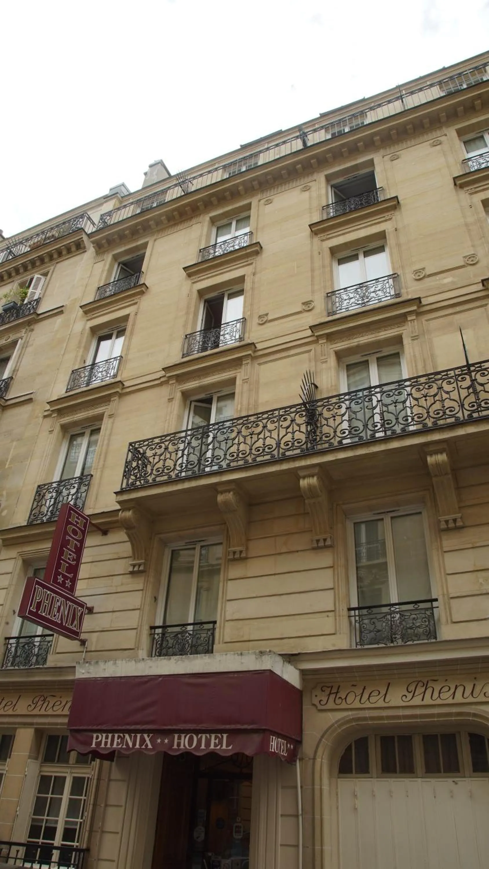 Property building in Hotel Phenix Paris
